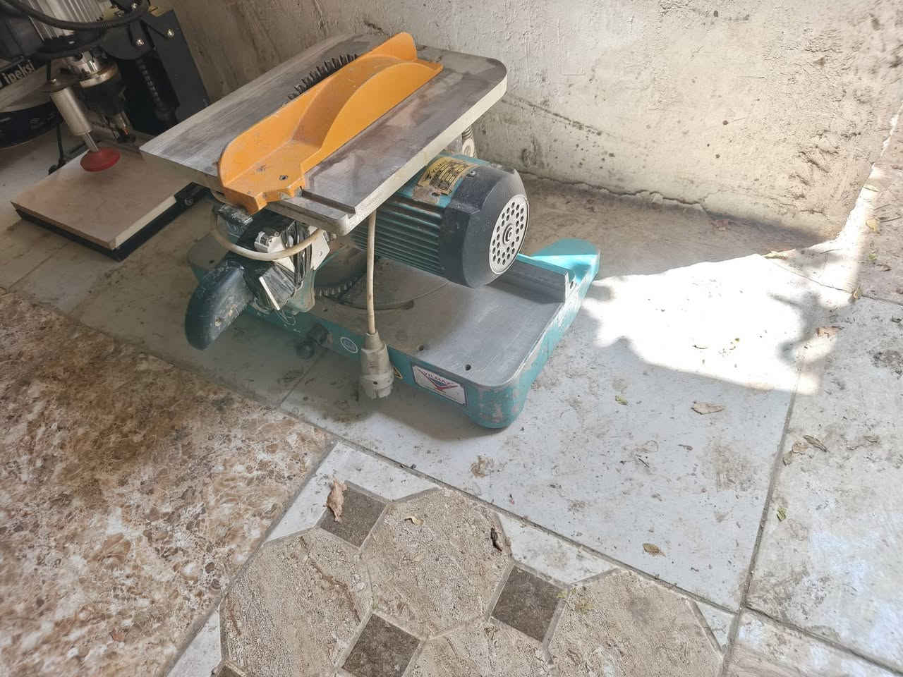 إعلان بيع ورشة نجارة
بسم الله الرحمن الرحيم
🔨 ورشة نجارة للبيع – الورشة كاملة وجاهزة للعمل
الورشة مجهزة بالكامل، وتحتوي على جميع المعدات والأثاث، ومنها:
• ماكينة قص 2800 سيني.
• ماكينة PVC تركية من شركة عالمية، مرحلتين، مع سكين وبوليش.
• ماكينة شفط الغبار.
• مولدة كيا، مكينة 3000.
• ماكينة قص Yılmaz.
• ماكينة تخريم وتركيب المفصلات.
• 3 دريل شحن مع ملحقاتها.
• جك همر.
• ماكينة قص الأطباق.
. ماكينة كومليسةر كبير
. ماكينة كومليسةر اصغير للشغل خارجي @الجميع

• مكتب إداري مع 4 كنبات.
📌 الورشة كاملة ومناسبة لمن يرغب بالبدء بالعمل مباشرة. السعر 65$
📞 للاستفسار عن التفاصيل، يرجى التواصل معنا.‏‪***********‬‏
