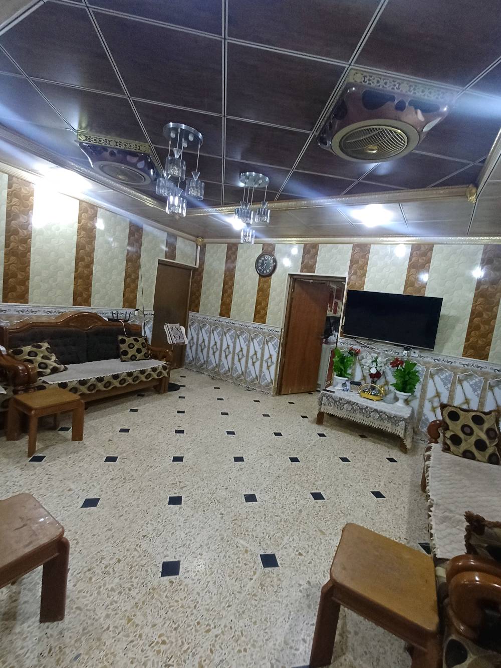 بيت للبيع في حي الهادي قرب مستشفى سامراء العام المساحة بالسند 285 واقع حال   400 وطالع من عنده محل ومشتمل 
السعر:300 وبيه مجال مع الاثاث 
طابو ملك صرف بيه غرفتين وهول وحمامين
للاستفسار: ***********
النزال 21 