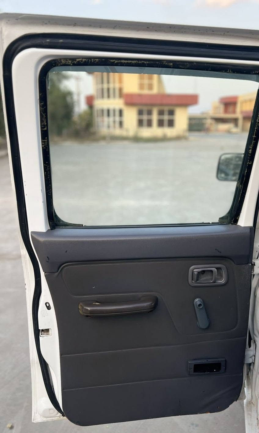 نيسان بيكاب • ٢٠٠١ • ٢٧٠٠٠٠