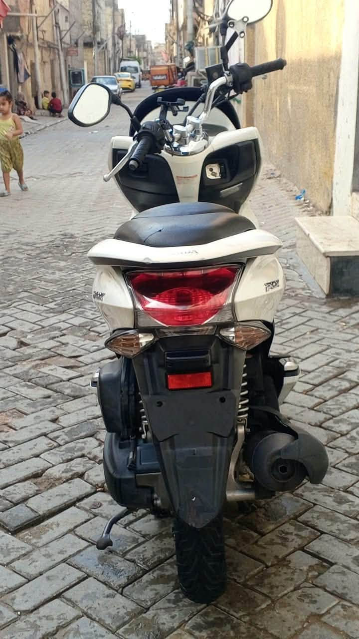 هوندا PCX • جيل أول • مكاتبة