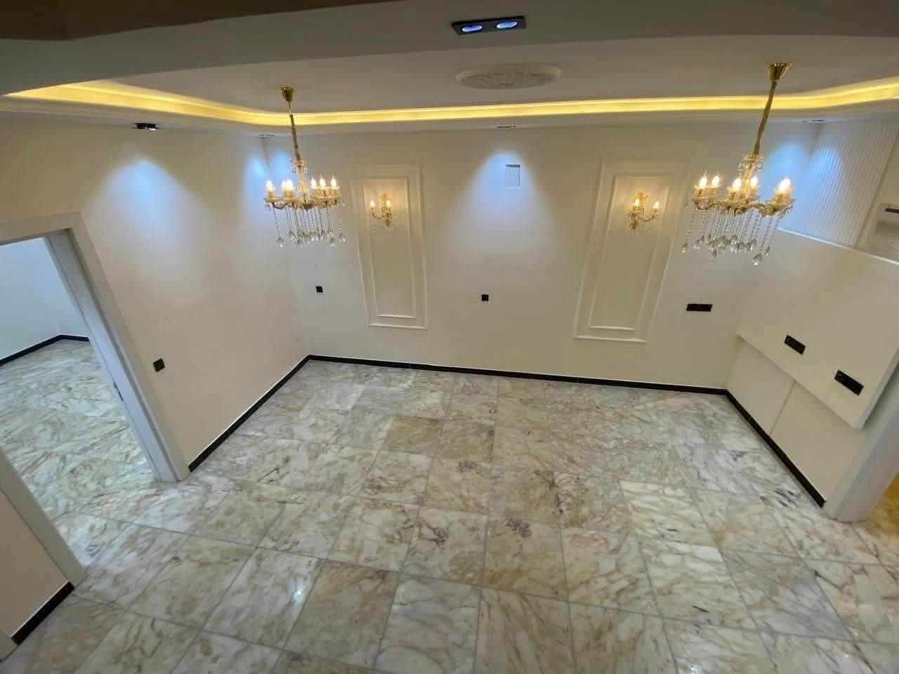 السلام عليكم 
✅بيت للبيع في منطقة الغدير 
✅مساحتة١٠٨م واجهه ٦م نزال ١٨ م 
✅يتكون من طابقين ونصف اربع غرف نوم وثلاث حمامات وصاله واستقبال ومطبخ 
✅بناء حديث غير مسكون 
✅شارع عريض 
✅موقعة قرب شارع التوت 
✅للاستفسار يرجى الاتصال على***********
✅ مكتب الزاد للأستثمار والتطوير العقاري 
✅موقع المكتب (بغداد -الغدير) قرب مختبرات النخبة
