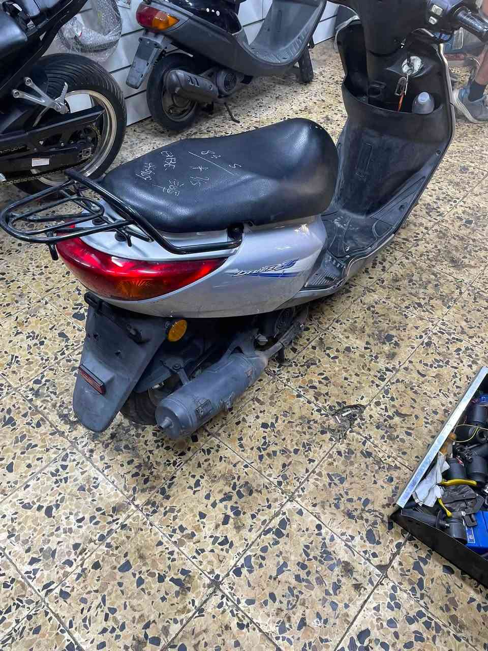 سلام وعليكم
درجه بريز بغبغاء 
مكينه ممفتوحه بلاديه
درجه شلعه معدل تخبل 
ناعمه بل مشي 
تشغيله بكل وكت نكره
درجه كله بلاديه مملعوب بيه 
منضفيره ومكينه
بيه زلون 
 رقم تلفون *********** بي وتساب 
مكاني حي تونس 
نقوصاته هورن واقيه مال صالنصه واير كيلو متر بس ذني 
سعره ٩٠٠ وبيه مجال لشراي
