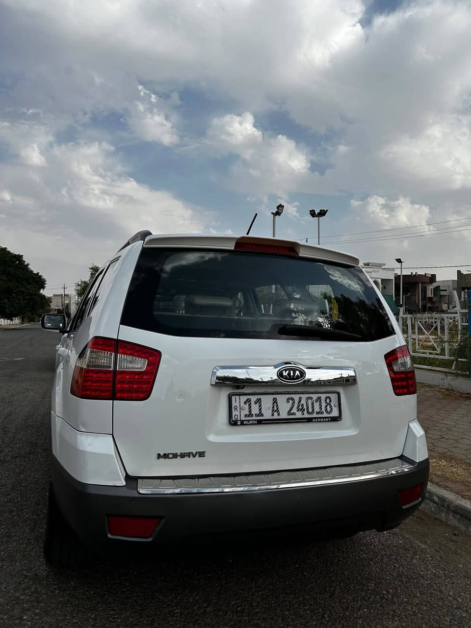 KIA MOHAVE 2012
الموديل: 2012 (وارد خليجي)
 المحرك: 6 سلندر / 3800cc (كفالة محرك وكير)
 الممشى: 135,000 كم (حقيقي)
 7 راكب
  رقم بغداد حرف (إنكليزي)، باسمي والتحويل مباشر.
 تبريد 3 قطع (شغال ثلج) + تدفئة ممتازة
 بصمة تشغيل ودخول ذكي
 فتحة سقف (تنتنة)
 كشنات كهربائية + دوشمة كاملة بحالة ممتازة
 تحكم ستيرن كامل
 إشارات بالمرايا + أبواب/صندوق شفط
 المكان: كركوك
 السعر المطلوبة: 123 ورقة 
 للاستفسار والتواصل: ‏‪***********
