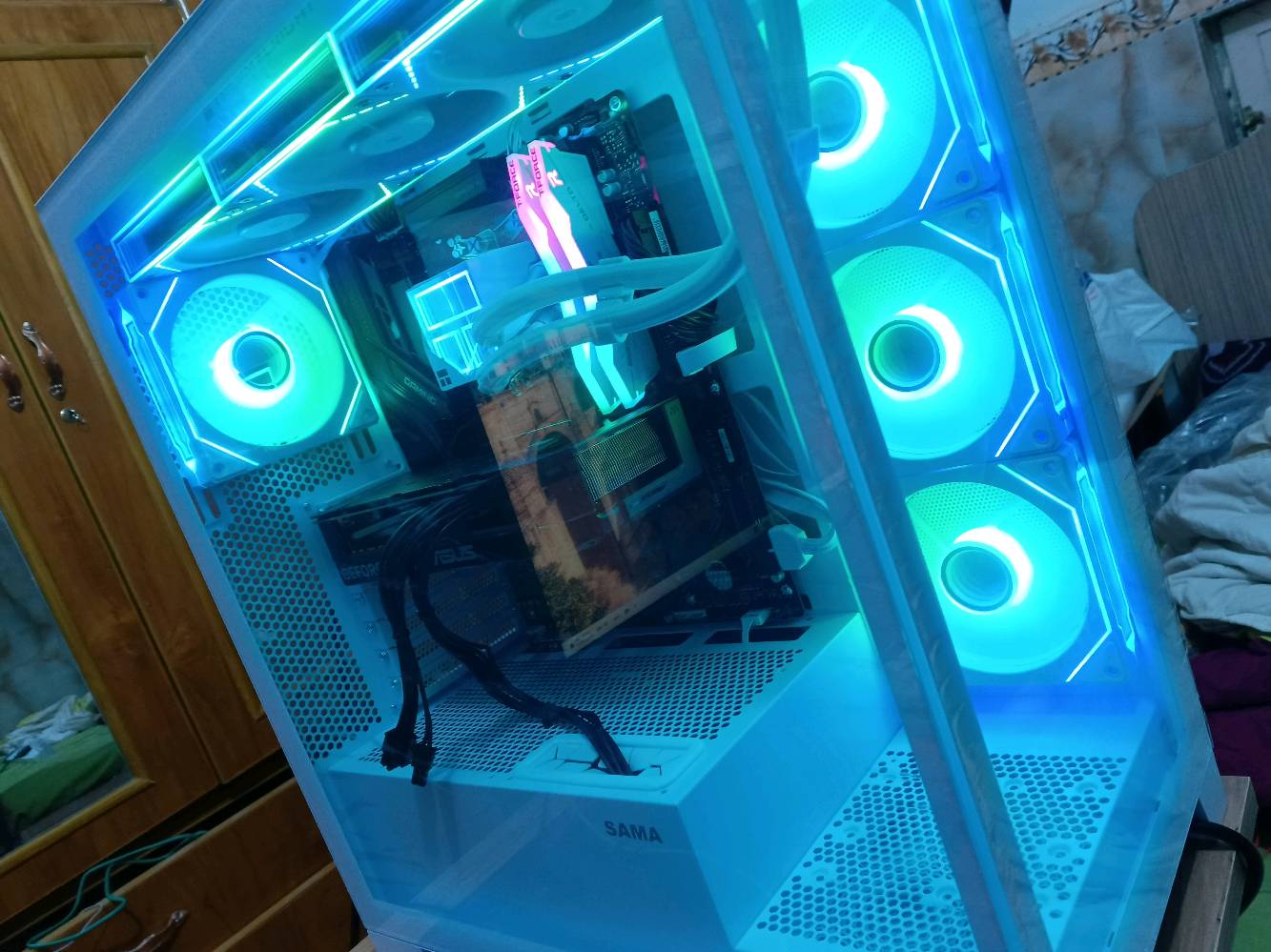 كمبيوتر تجميعة 
مواصفات :
•⁠  ⁠Processor: AMD Ryzen™ 5 9600X Desktop Processors 
•⁠  ⁠Motherboard: Gigabyte B850 GAMING WIFI6 
•⁠  ⁠Graphics Card: ASUS Dual GeForce RTX™ 5060 Ti 16GB GDDR7 OC Edition 
•⁠  ⁠Memory: TEAMGROUP T-Force Delta RGB DDR5 Ram 32GB (2x16GB) 6000MHz CL30 - White 
•⁠  ⁠Storage A: WD Blue SN5000 1TB , 5150MB/s M.2 NVME , PCIe 4.0 | SKU: 109594
•⁠  ⁠Power Supply: ASUS Prime 750W - 750W Bronze 80+ , PCIe 5.0 
•⁠  ⁠Cooling System: Thermalright Frozen Infinity 360 Liquid CPU Cooler - White 
•⁠  ⁠Case: Sama Neview 2351 Mid Tower 
Case - White (BTF)
الكراتين كلهن موجودات شتريد موجود مع شاشة مع كرسي مع ميز مع ups يعني متحتاج كلشي كبل تلعب للاستفسار راسلني واتساب
الجهاز شكد له مستخدم تقريباً؟ وهل عليه أي ضمان للقطع أو فواتير شراء؟: 
استخدام قليل جداً 
شنو سعره النهائي؟ وهل تقبل تبديل لو بس بيع كاش؟: 
مجال قليل 
بأي محافظة/منطقة انت متواجد؟ وهل التوصيل متوفر لو استلام يد بيد؟: 
كربلاء توصيل غير متوفر
الشاشة شكد حجمها وشنو نوعها/ترددها؟ والكرسي والميز والـ UPS شنو تفاصيلهم بالضبط إذا داخلين بالسعر؟: 
شاشة حجم ٢٧ msi 
165hz
ميز خشبي
كرسي دوار مكتبي
هل كلشي شغال 100% بدون حرارة زايدة أو صوت بالمروحة/المبرد؟: 
نعم 