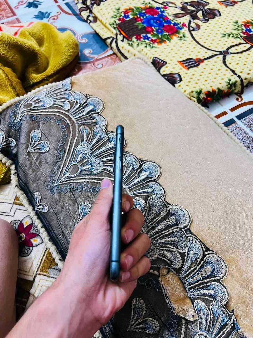 سلام عليكم ايفون 11 عادي للبيع ذاكره 128 بطاريه 73 شريحه ما تشتغل وفيس ايدي متوقف  وبأقيي جهاز كله شغال  من كامرات من سماعات كله شغال  من خذيته حسب حجي راعيه ما مفتوح مكاني بصره قرنه ***********

