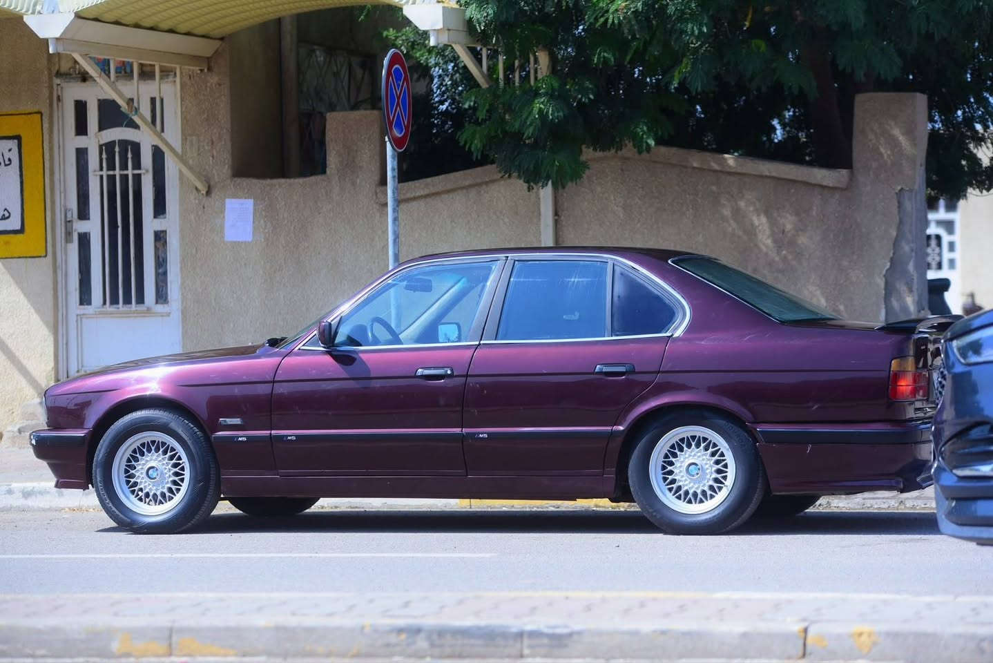 السلام. عليكم.
بيئم. 525 مسكر. عدل. 

موديل.  1991

صدر امامي. وخلفي. جديد. 
تخم تاير. جديد.  
تبريد. ثلج. 
السياره. جاهزه.  مصبوغه عام. للجماليه. فقط. 
رقم. بغداد.  مشروع. وطني. 
 السعر.  54 وبيه. مجال. 
العنوان.  بغداد 

رقم الهاتف. 
***********
***********
