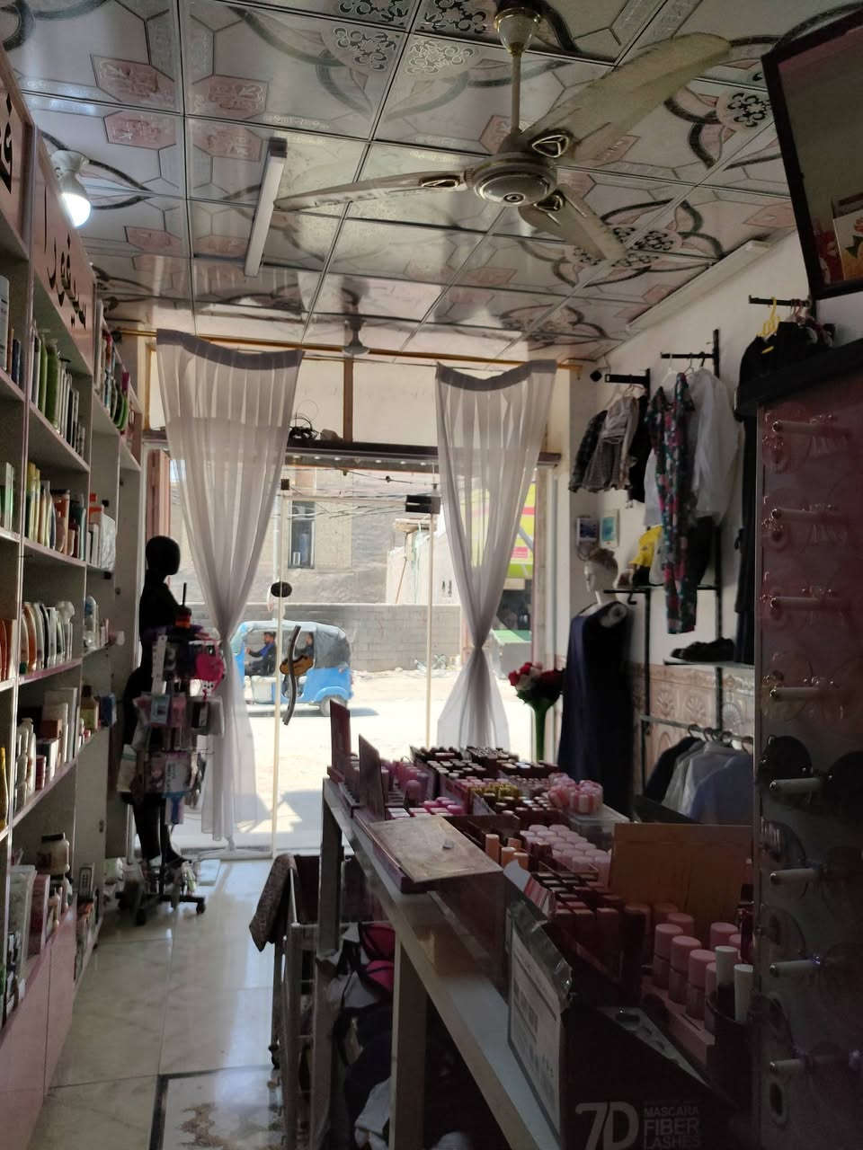 سلام عليكم كوزمتك للبيع مجهز كامل مع الكامرات والسبلت والسقيفه الخارجيه والباب وملحقاته ايجار المحل 250 الف عنوان محل شبانات قرب شارع الشهيد سعر 8 وبي مجال للشراي واعتذر ما ابيع قسط نقد فقط سبب البيع اني طالب جامعه وطلع قبولي اقسام داخليه وماكو احد متفرغله المحل خير من الله ***********.    *********** اعتذر ما متواجد على نت اتصال فقط
