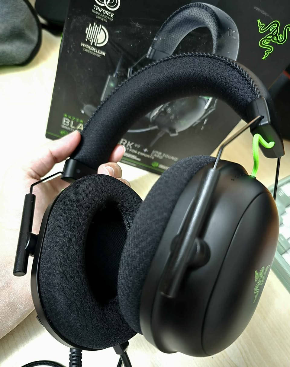 Razer blackshark v2 + used sound card 
هیدسیت ریزر بۆ فرۆشتن 

زۆر پاکە و خاوێنە کارتۆن و شتی خۆی لەگەلە 
هیچ کێشەیەکی نیە 
بۆ هەموو جۆرە ئامێریک دەبێت .
نرخ 85 هەزار

*********** أربيل, العراق
