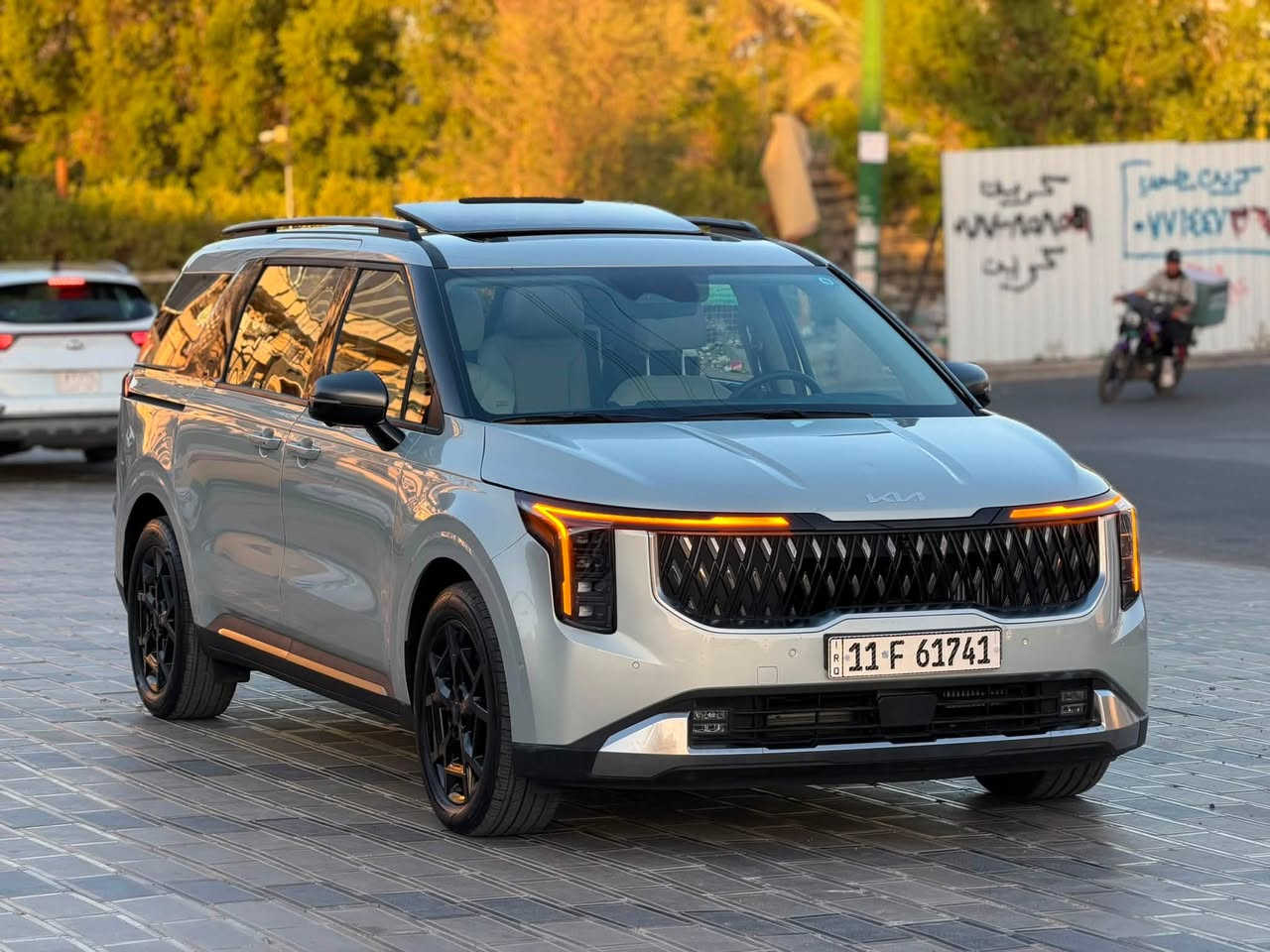 ياالله
السلام عليكم 

كيا كرنفال هايبرد 2025 SX  بلاك ادشن برستيج وارد امريكي 

دخول جديد ترقيم جديد 

Kia Carnival Mpv Sx Prestige 2025 1.6 Hybrid

                  Hybrid حجم المكينه : 1.6 تيربو + هايبرد 

         المسافه المقطوعه : 6000 ميل

الضرر : بنيد جاملغ وباب يسرا مبدلات نفس الون 

             حالة الايرباك : دركه + دشبول 

#مواصفاتها 

1.شاشه + شاشات خلفيه

2.كامرات 360

3.بصمه

4. بنوراما فتحتين

5.ويل كب اسود

6. تشغيل عن بعد

7.حساسات خلفي امامي

8.بيبان كهرباء

9.لايتات لد

10.لايتات زنون

11.بكلايتات لد

12.اشاير بالمري

13.رادارات 360

14.كشنات جلد 

15.ثلاث قطع تبريد

16.هيترات بالكشنات حار بارد امامي خلفي

17.هندبريك بصمه

18.شحن وايرليس

19.هيتر بالاستيرن

20.كشافات 

21.مري شفط

22.كشنات كهرباء امامي خلفي

23.كشن السايق ميمري

24.تحديد مسار

25.نظام ايكو سبورت عادي

26.كامرات محيطية داخل السياره

27. كشنات خلفيه VIP+ كهرباء 

28 .داتا شو

فول موصفات 1/1 جاهزه مرقم بغداد 

  

السعر 278 مرقم بغداد وبيها مجال 

تفاصيل اكثر هذا رقمي *********** تحياتي 

مكان السياره بغداد حي الجامعه
