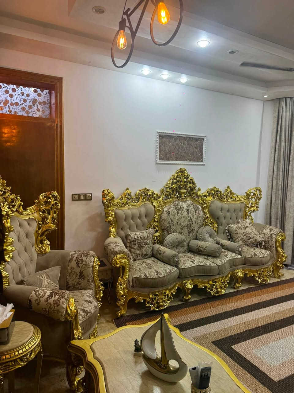 سلام عليكم  اخوان عندي تخم مصري زان ملكي 12 مقعد ارتفاعه 170 سانتيم  وياه طبله جبيره و طبلتين موجودات بل صور ضخم مابي اي شخط نظيف درجه أولى توصى منن مصر للعراق مكان بغداد الزعفرانية سعره مليونين ونص وبي مجال التواصل خاص أو اتصال ع رقم الهاتف ***********
