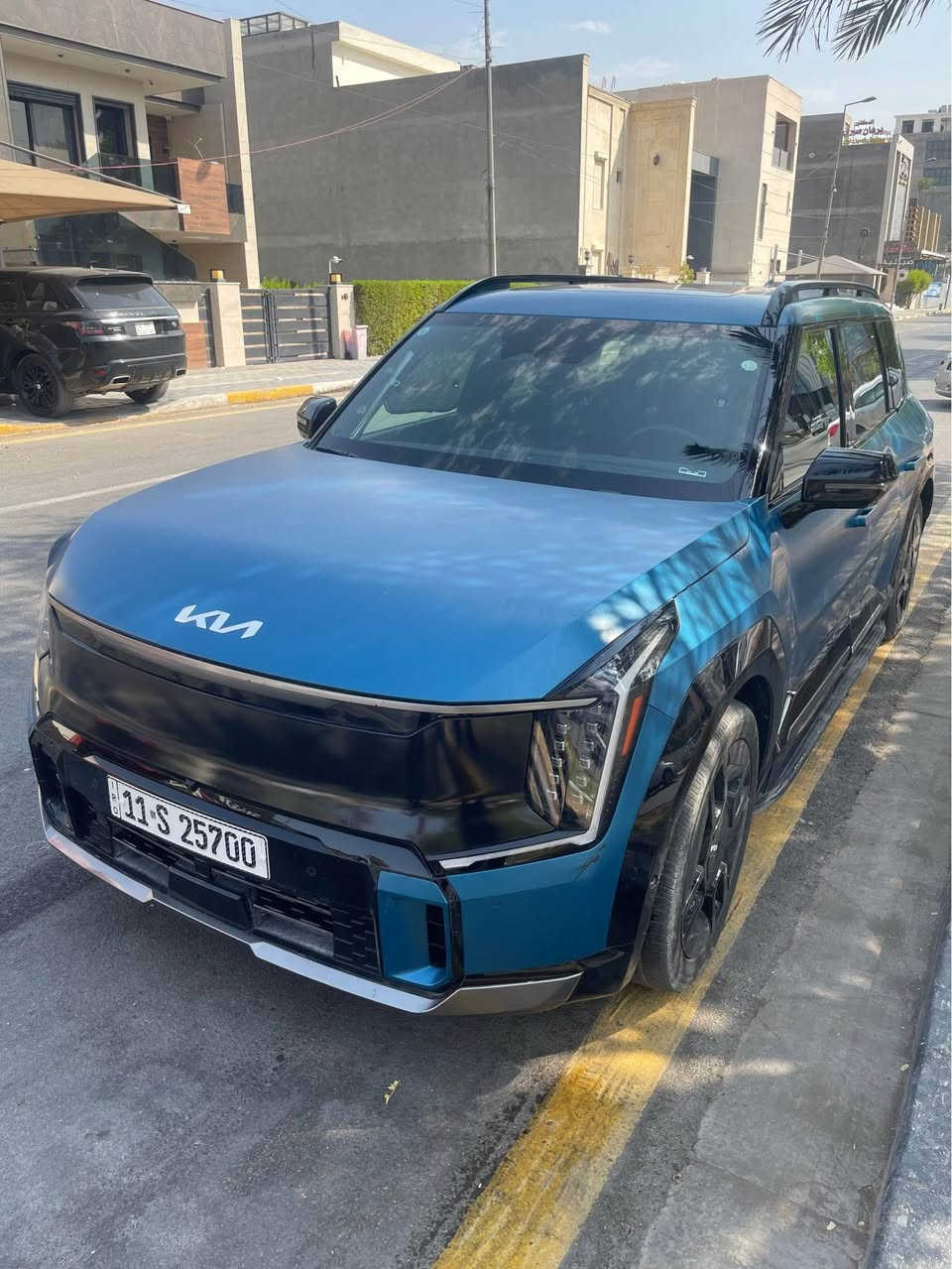 كيا KIA ev 9 GT lain 2024 كهربائية بالكامل
ماشية 60 الف كم 
7 راكب سياحي كشن منفصل 
فول الفول اعلى مواصفات 
فتحة سقف + فتحة انارة سقفيه 
كشنات جلد كهربائية تدفئة وتبريد وللسايق تدليك 
فول كاميرات 
فول حساسات 
فول رادارات 
بطارية كبيرة 
تمشي بالشحنة من 550 الى 600 كم 
شاحنة ما وياها لازم تشتري 
صور حدث مرفقة 
تبديل بنيد وجنطة وصبغتهن 
جاملغ خلفي مصبوغ 
ايرباك دركة فقط 

مرقم بغداد شهداء 
*********** هذا رقمي 
مكاني بغداد الحرية بغداد, العراق

