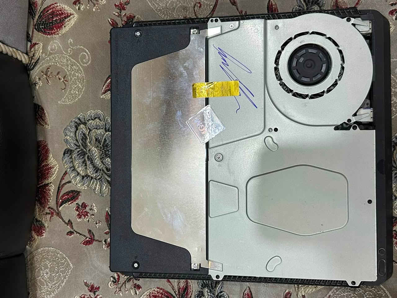 بلي فور سلم اخر تحديث 13.52 نضافة فول ممصلح لوك ستيكر ذاكرة نص تيرا للبيع
باكيتة وكيبلاتة الاصلية كاملة وياه يدات ثنين بس بيهن 

مشاكل وحدة تعلك الاكس مالتهة وحدة المثلث 

مكاني بغداد السيدية الشارع التجاري 

للاتصال على الرقم *********** 

السعر 210 الف وبي مجال بسيط للشراي
