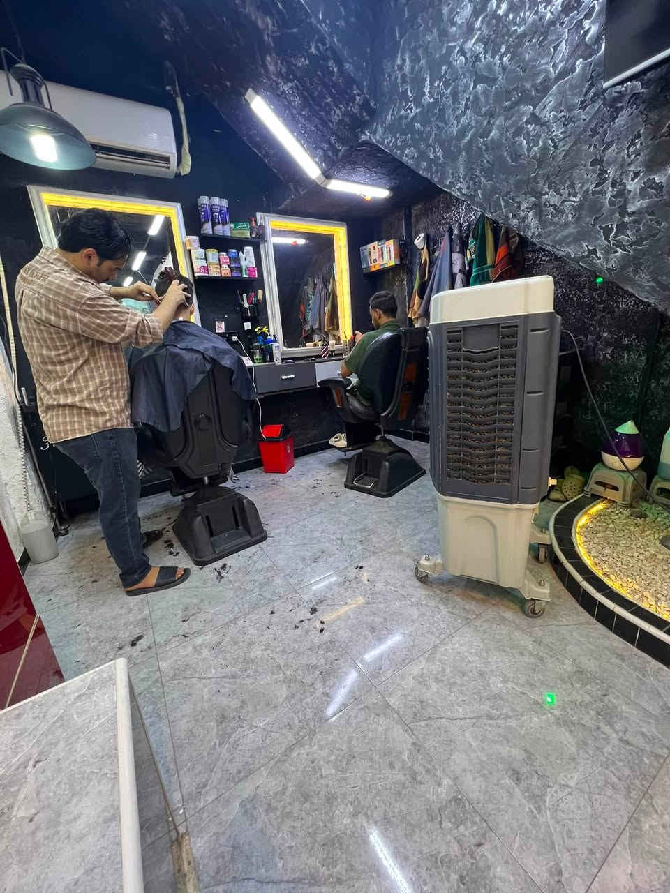سلام عليكم محل حلاقه للبيع كامل
إيجاره جداً مناسب 

مكانه نصر ميلاد مقابل كوفي قيثاره 

سبب البيع بعيد ع بيتي ماكدر اروح واجي 

ديكوره كلش حلو والمحل نضيف وشغال خير من الله 

سعره مليونين وربع ( 2،250) وبي مجال بسيط واذا تريد تأجره عادي يعني يتأجر كامل ويه الغراض

رقمي *********** بي واتساب
