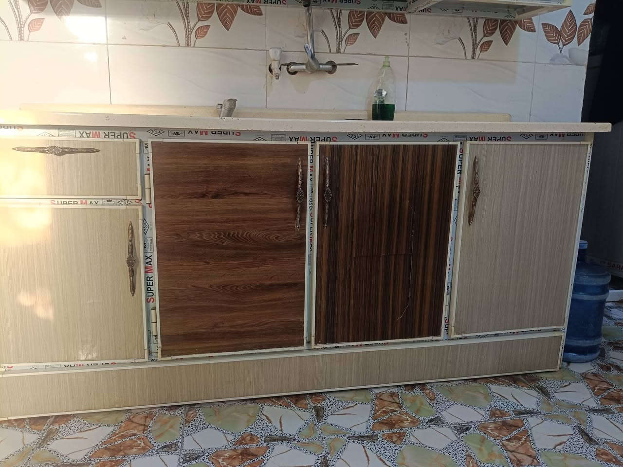 يا الله كاونتر للبيع مترتين ونص نضيف  كلش السعر 325وبي مجال بسيط مكانه حي الأحرار عمود 136للمراسله الصفحة او واتساب***********
