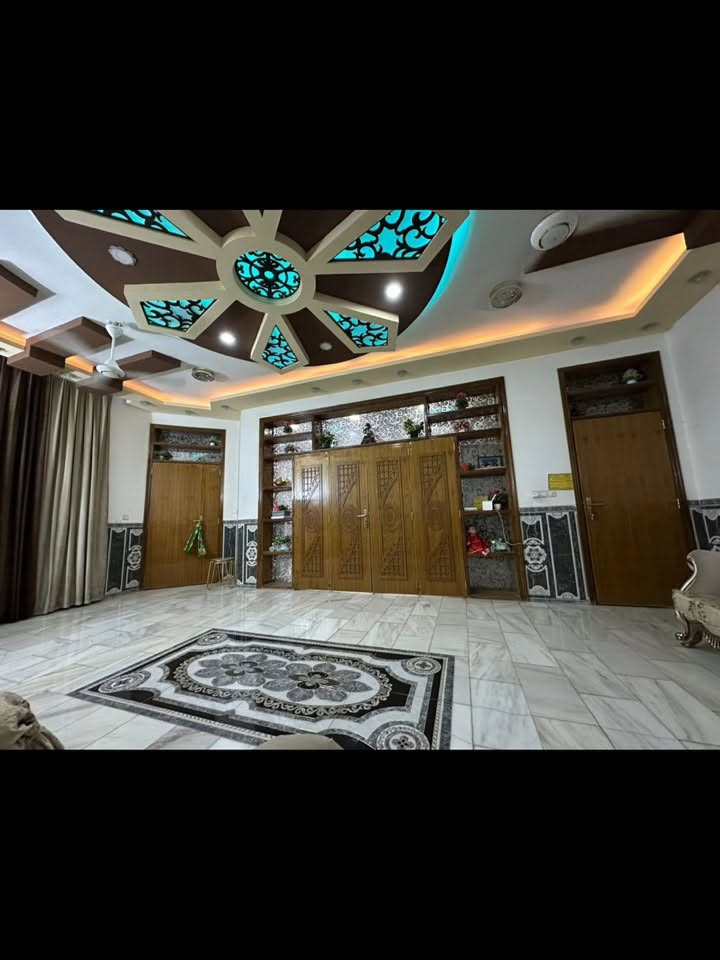 بسم الله الرحمن الرحيم
بيت للبيع بناء حديث 2022
عنوان: بابل حله حي الاساتذه خلف مستشفى دكتور عادل الكرعاوي 
 الدار مكون من طابقين وثالث 
الطابق الاول:
غرفتين نوم ،مطبخ ،صالهّ استقابل ّ مجمع صحيات ّموزع ودرج 
الطابق الثاني :
 خمس غرف نوم ،مجمع صحيات  ، موزع ،درج 
الطابق ثالث بيتونه 
دار كامل من اي نقص  
جاهز للسكن 
غرفه واسعه 
مساحة الدار 300م واجه 15ونزال 20
 للاستفسار اكثر او. السعر اتصال على رقم 
*********** 
السعر راسلني خاص
