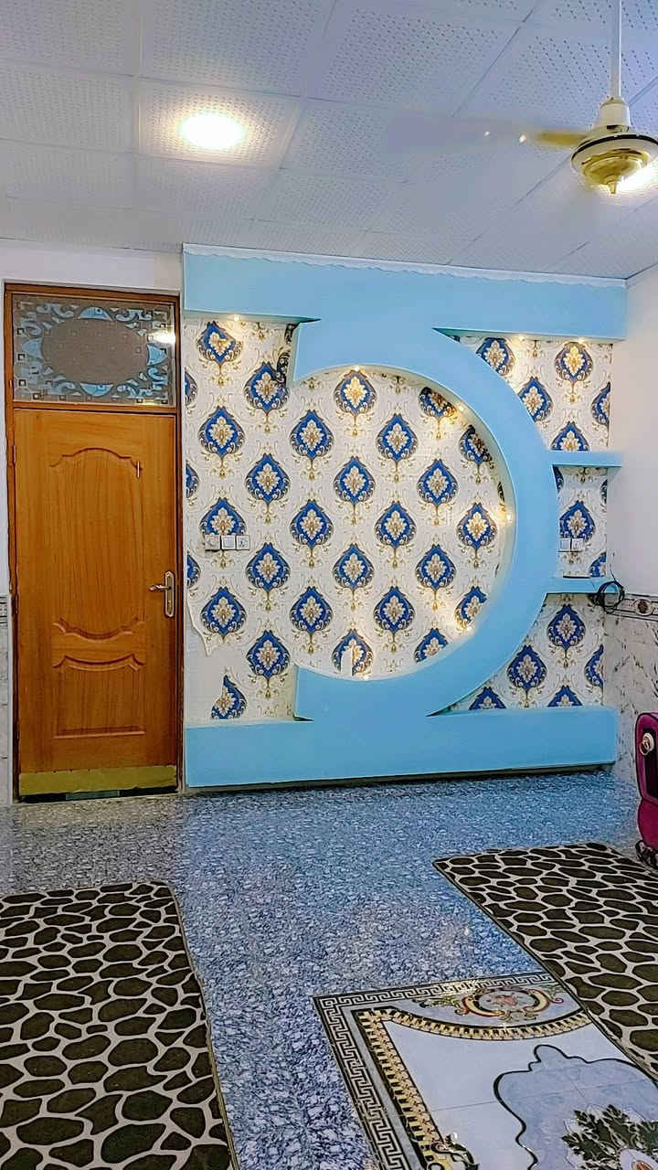 سلام عليكم..
🛑♦️ (بيع مستعجل)

دار للبيع في / حي الصدرين / خلف مخازن الكهرباء / قريب من السادة البو خطة / شارع مقابيل المولدة ..

المساحة الكلية/ 150 متر/ واقع حال 160 متر ..
الواجهة / 7,5 متر ..
النزال / 20 متر ..

الدار زراعي سند 25 /وفيه معاملة قرار تطويب ومشمول بمشروع التبليط والمجاري ..

يتكون من طابق واحد ..

طارمة+صحيات خارجية+مطبخ+استقبال+صالة+ 2 غرفة نوم+مجمع صحيات داخلية+منور ..

ملاحظة : بناء الدار طابوك .سقف كونكريت .والبيت كله سقف ثانوي كما موضح بالصور يعني جاهز مناقصه اي شي تجيب اثاثك وتجي تسكن ..تفضل شرفني وشوف بعينك بالحقيقة احلى وارتب من الصور ..

♦️♦️السعر :  ٧٠ وبي مجال 

للأستفسار 📲***********
