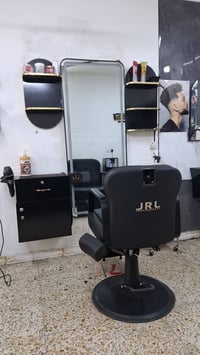 كرسيين • ٢ مرايات • بغداد العبيدي