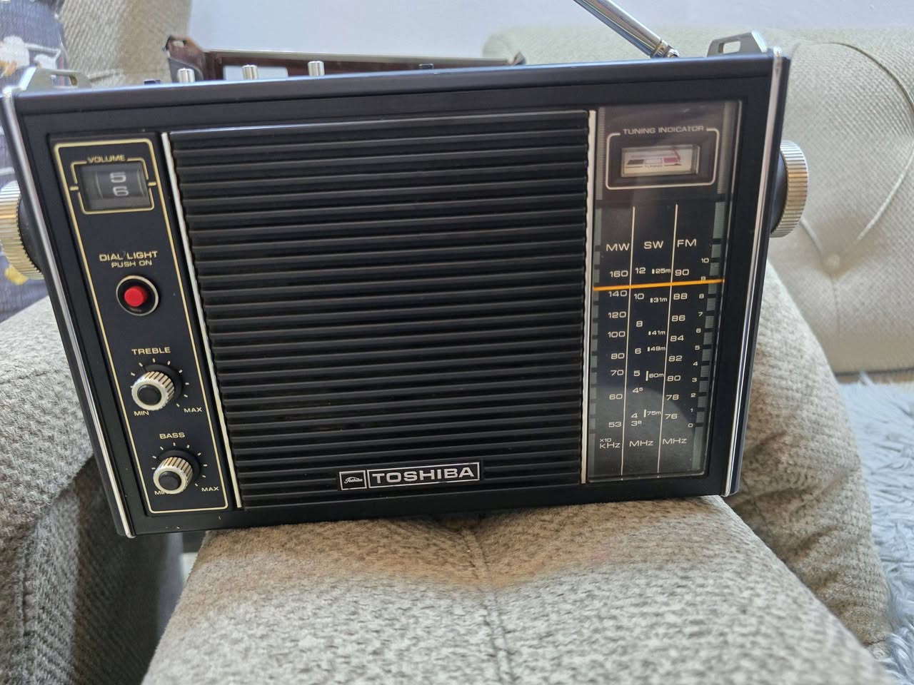 📻 للبيع: راديو توشيبا أنتيك أصلـي (Toshiba Sound 750) 📻
​تحفة أصلية وعريقة لهواة الأنتيك والقطع النادرة!
​لكل عشاق الزمن الجميل ومقتني القطع الأنتيك المميزة، نعرض لكم راديو Toshiba Sound 750 الياباني الفاخر بصلابته وتصميمه الكلاسيكي الأنيق.
​🌟 مميزات الجهاز:
​الماركة: Toshiba (توشيبا الأصلية).
​الموديل: Sound 750 / FM Transceiver System.
​الموجات: يدعم موجات (FM / SW / MW).
​المواصفات التقنية: مزود بتقنية IC FET لنقاء الصوت واستقبال قوي للإشارة.
​التحكم بالصوت: مفاتيح للتحكم المستقل بالباص (Bass) والتريبل (Treble)، مع إضاءة للمؤشر (Dial Light Push On).
​مؤشر الضبط (Tuning Indicator): شاشة قياس استقرار الإشارة بحالة ممتازة.
​التصميم: هيكل متين، أزرار معدنية وفخامة كلاسيكية تُزين أي مكتب أو صالة أنتيكات. مكاني سماوه. ***********
