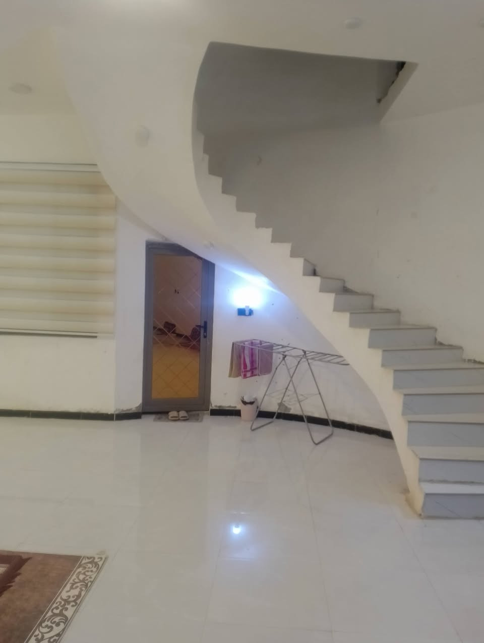 سلام عليكم بيت للبيع قرب جامع ابو عباس تقاطع بني زيد مساحته ٢٩٠م بناء ٢٠٢٣ سعره ٣٠٠ اي استفسار ***********
