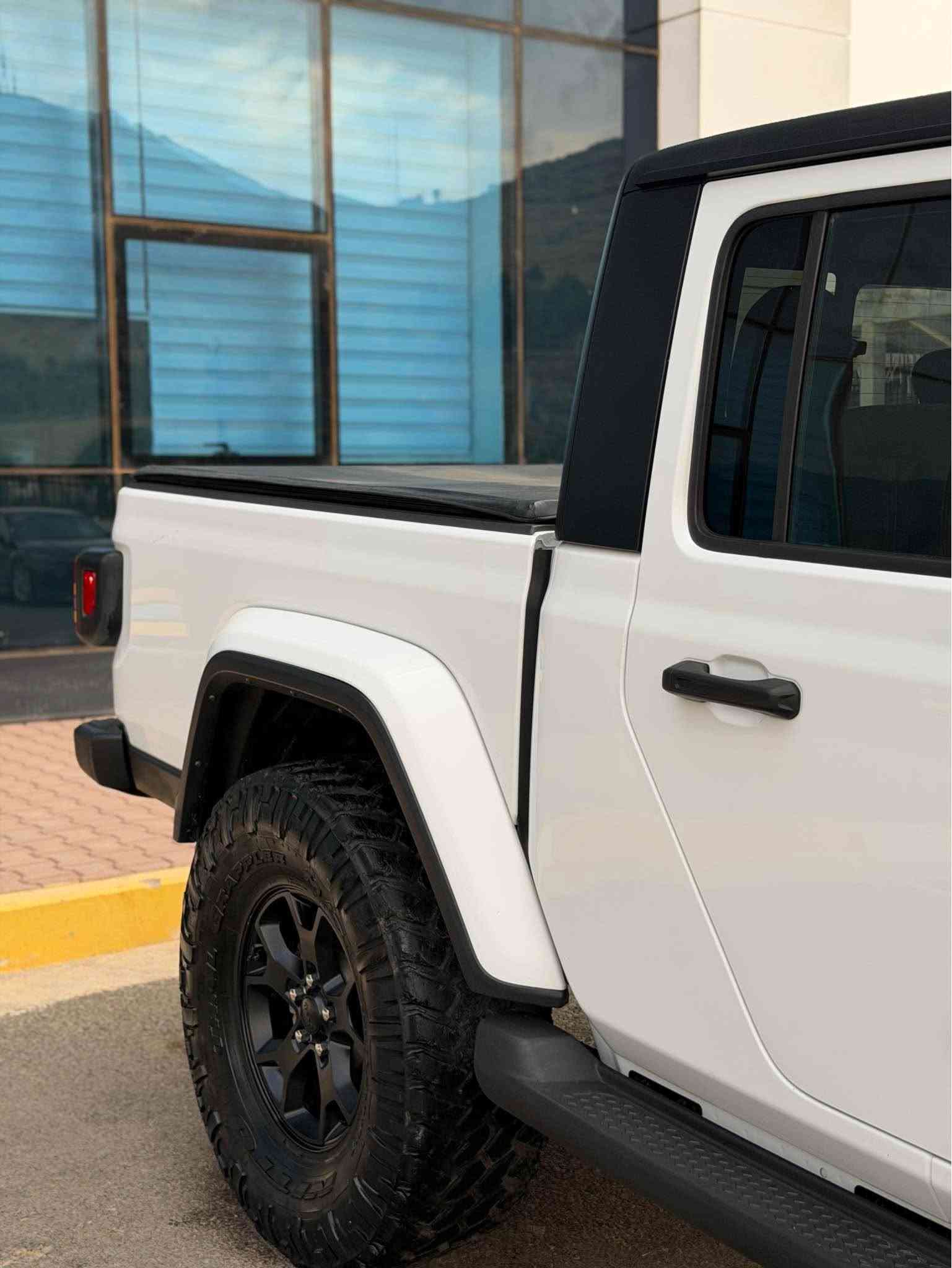 بسم اللّٰه الرحمن الرحيم
بەناوی خودای گەورە 
Jeep gladiator sport 2023 4*4
***********
***********
جێب گلادیتۆر سپۆرت ٢٠٢٣ ٤*٤
سەیارەکە فول فول مواسەفاتە 
دەبل ئەکسل و قفل ئەکسل 
شاشە کامیرا حاسە 
سەقف فایبەر کلاس 
گەڤەری سندوق چەرم پلاکی کارەبا 
مەکینە V6 3.6 
سەیارەکە ٨١ مایل ڕۆشتوە
وەک بۆیاخە سەیارەکە یەک بست لە بۆنیت بۆیاخە 
ئەرباگ بەس سوکان تەقیوە سیستەم کراوەتەوە 
سەیارەکە زۆر زۆر جوانە بی چال و شوخت و قوپ 
سەیارەکە زۆر جوانە گیر مەکینە کارەبای ئەکسل دەبل ئەکسل بەشەرت 
چوار تایەی بیلادی لەگەل دایە 
سەیارەکە رەقەمە بەشەرت وەکالە و بەناو کردن 
ناونیشان ڕانیە حاجیاوا 
ڤایبەر وەتس ئەپ 
***********
*********** السليمانية, العراق
