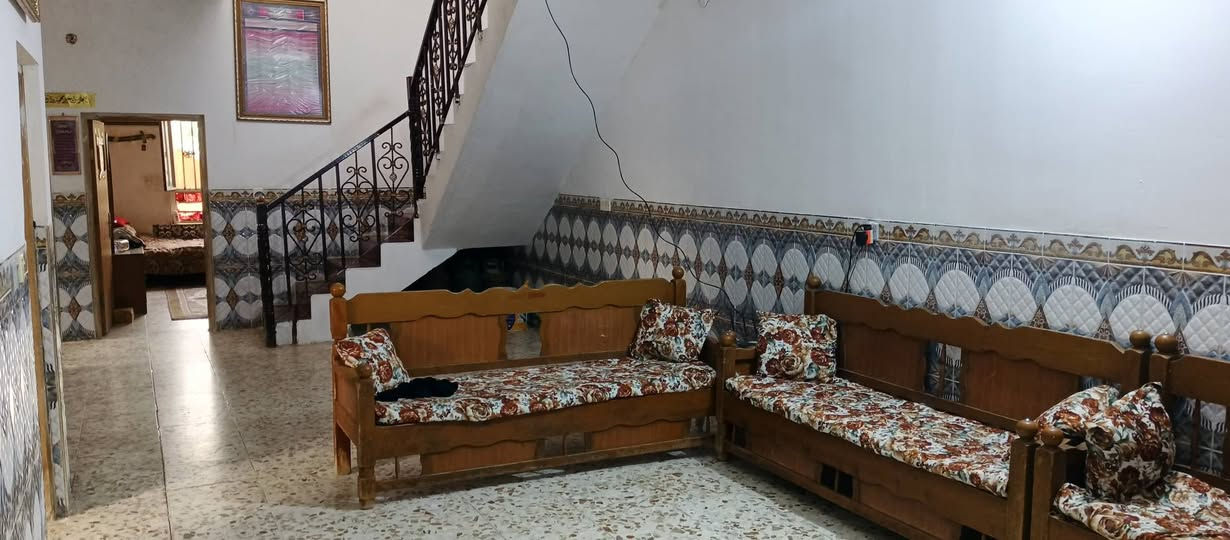 السلام عليكم بيت للبيع في قرية طالب العلي مساحة 700 واجهة 10 بي 5 غرف نوم ستقبال مطبخ صحيات خدمات ماء كهرباء تبليط كاملة مراجعة ***********
