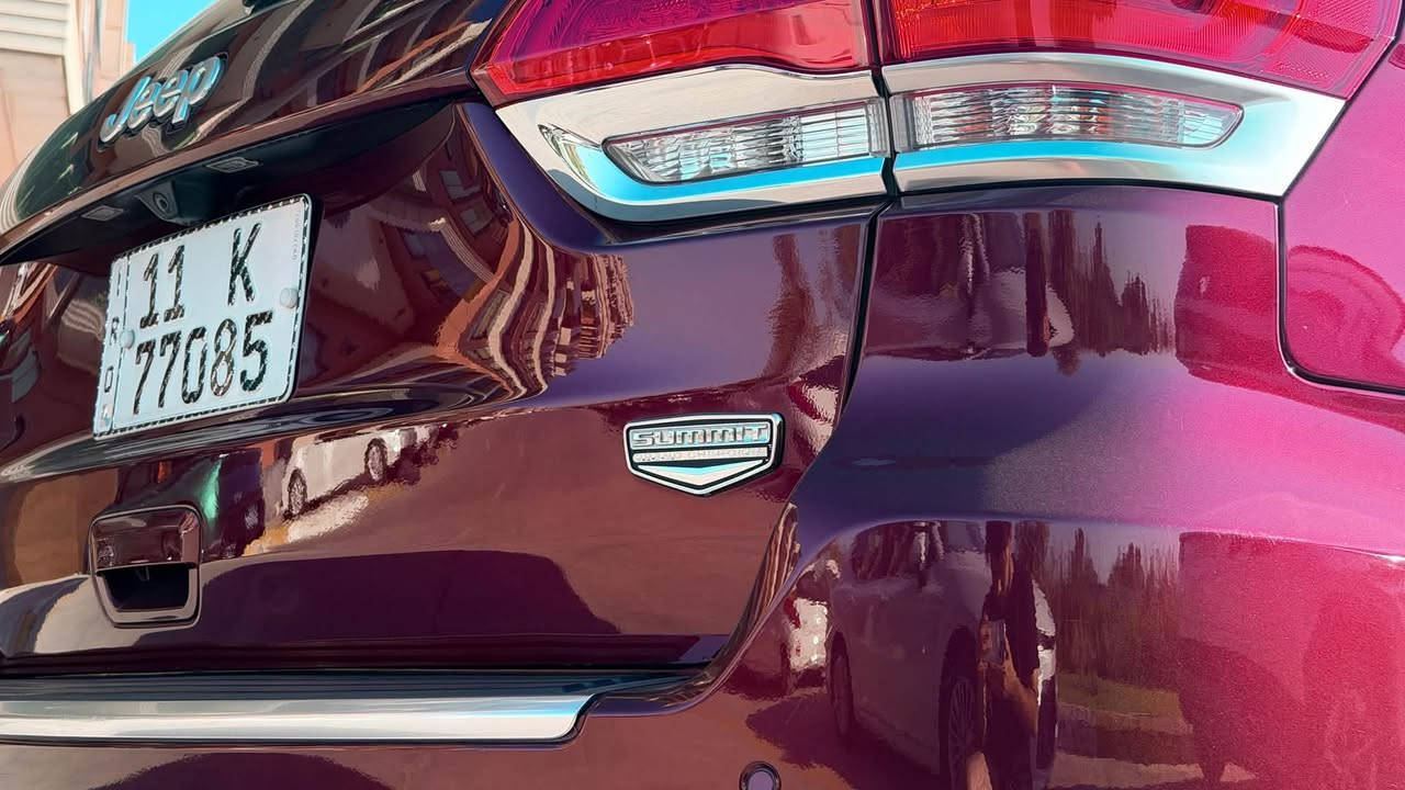 السلام عليكم جيب فول مواصفات 1/1 سوميت
🚨 للبيع Jeep Grand Cherokee Summit 2017 خليجي – وكالة 🚨

🔹 الفئة: Grand Cherokee Summit
🔹 الموديل: 2017
🔹 الوارد: خليجي – وكالة
🔹 المحرك: 3.6 لتر V6 بنزين
🔹 القوة: حوالي 295 حصان
🔹 ناقل الحركة: أوتوماتيك 8 سرعات
🔹 الدفع: رباعي 4×4
🔹 الممشى: 62,000 كم فقط
🔹 اللون الخارجي: أحمر ماروني ❤️
🔹 الداخلية: جملي قرميدي – جلد فاخر 🤎
🔹 عدد المقاعد: 5 ركاب
🔹 نوع الهيكل: SUV عائلية رياضية

✨ المواصفات والتجهيزات:

• فتحة سقف بانوراما مزدوجة
• مقاعد جلد فاخر
• مقاعد أمامية كهربائية
• ذاكرة لمقعد السائق
• تدفئة وتبريد للمقاعد الأمامية
• تدفئة للمقاعد الخلفية
• مقود جلد فاخر مع تحكم كهربائي
• مقود متعدد الوظائف
• شاشة لمس كبيرة لنظام الترفيه والملاحة
• نظام ملاحة GPS
• ربط Apple CarPlay وAndroid Auto
• بلوتوث ومداخل USB وAUX
• نظام صوتي فاخر من Harman Kardon
• شاشات ومعلومات متعددة للسائق
• تشغيل بصمة أو تشغيل ذكي حسب التجهيز
• دخول ذكي بدون مفتاح
• تشغيل عن بُعد
• تكييف أوتوماتيك ثنائي أو ثلاثي المناطق
• فتحات تكييف للمقاعد الخلفية
• كاميرا خلفية
• حساسات أمامية وخلفية
• رادار أمامي
• رادارات جانبية وخلفية
• نظام مراقبة النقطة العمياء
• نظام تحذير مغادرة المسار
• نظام تحذير من الاصطدام الأمامي
• نظام فرملة طوارئ أوتوماتيكية
• مثبت سرعة متكيف
• نظام مراقبة حركة المرور الخلفية
• حساسات مطر وإضاءة
• مرايا جانبية كهربائية وقابلة للطي
• مرايا جانبية مع تسخين
• إضاءة LED أو زينون حسب التجهيز
• إضاءة نهارية LED
• مصابيح ضباب
• جنوط ألمنيوم أصلية
• جكات كهربائية للباب الخلفي
• باب خلفي كهربائي
• نظام دفع رباعي 4×4
• أنظمة قيادة متعددة حسب نوع الطريق
• نظام التحكم بالنزول من المنحدرات
• نظام التحكم بالثبات الإلكتروني
• نظام مانع انزلاق
• نظام مراقبة ضغط الإطارات
• فرامل مانعة للانغلاق ABS
• توزيع إلكتروني لقوة الفرامل
• وسائد هوائية أمامية وجانبية وستائرية
• مثبت سرعة
• قفل مركزي
• نوافذ كهربائية
• نظام إنذار ضد السرقة
• حساسات ركن أمامية وخلفية
• مساحة داخلية واسعة ومريحة
• صندوق خلفي واسع
• إطارات بحالة جيدة انتاج نهايه 2025
• صيانة دورية حسب الاستخدام
٠ جكات نزول وصعود السيارة 

📌 السيارة خليجي وكالة، فئة Summit الأعلى تجهيزاً، ممشى قليل جداً، ونظيفة وجاهزة للاستخدام.

💰 السعر: يحدد عند التواصل
📍 المكان: بغداد

للمهتمين والجادين، التواصل على الخاص
***********
***********
