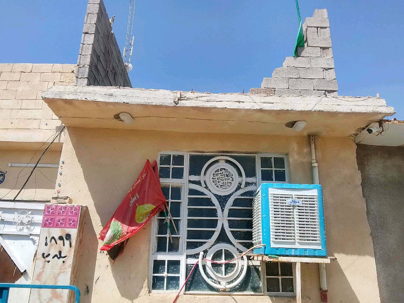 السلام عليكم بيت للبيع المساحة 100 مربع هول وستقبال وغرف نوم 3 وحده جوه كامله وثنين فوك مكاملات عنص تواليت خارجي المكان كوت حي الحكيم الدبيه الزراعيه نزلت عميد جادر مقابيل افران العلم السعر25وبي مجال للاستفسار اكثر رقمي ***********