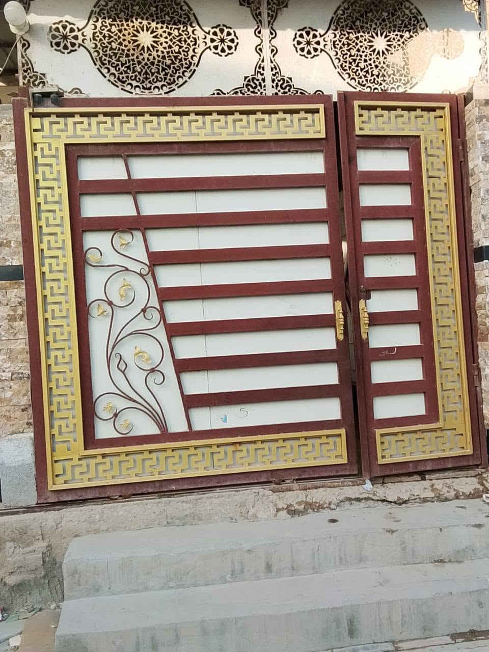 السلام عليكم  بيت 100 متر طابوصرف واجهه 6    حي النضال يبعد 100 متر عن مستوصف النضال والمدارس والروضه متوفر جميع الخدمات بنيان درجه اولى يحتوي عله غرفه واستقبال وصاله ومطبخ صحيات داخليه وخارجيه  للاستفسار الإتصال عله صاحب الدار ***********    ملاحضه البيت يباع مع الكاونتر و2 سبالت
