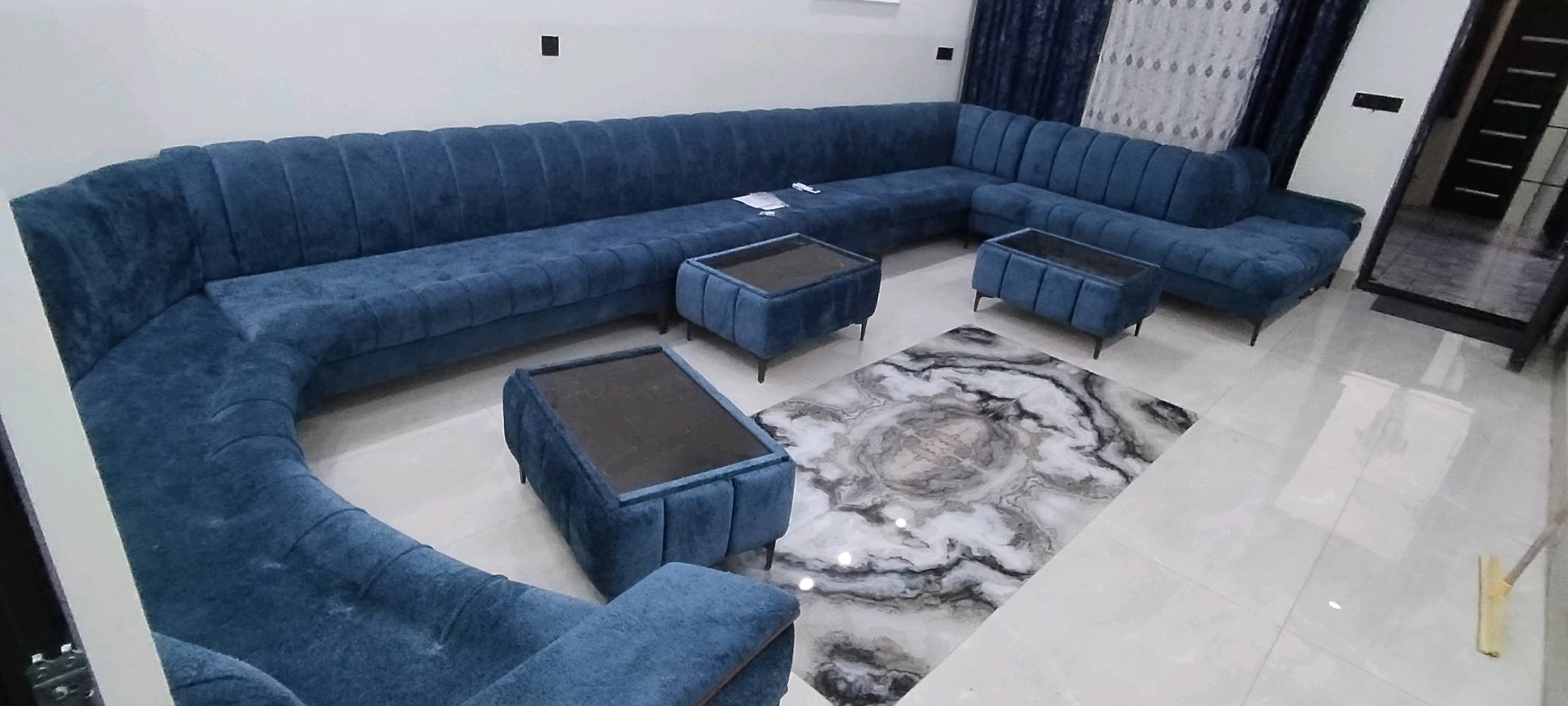 معه كل تخم قنفات طبله هديه بهاذا الموديل العنوان كركوك الحويجه يوجد لدينا توصيل جميع المحافظات الرقم *********** متواجد واتس اب
تگدر تذكرلي شنو قياس الديوان بالضبط وكم عدد القطع/المقاعد بيه؟: 
٢٣ متر 
شنو خامة القماش واللون الدقيق، وهل هو جديد لو مستخدم؟: 
غماش خاولي 
هل السعر ثابت لو قابل للتفاوض؟: 
قابل للمعامله 
التوصيل شلون يكون: داخل كركوك والحويجة بس لو لكل المحافظات، وشكد كلفته؟: 
كركوك الحويجه وجميع المحافظات 
تحب أضيف رقم التواصل ووقت مناسب للمعاينة/الاستلام بالإعلان؟: 
الرقم *********** 