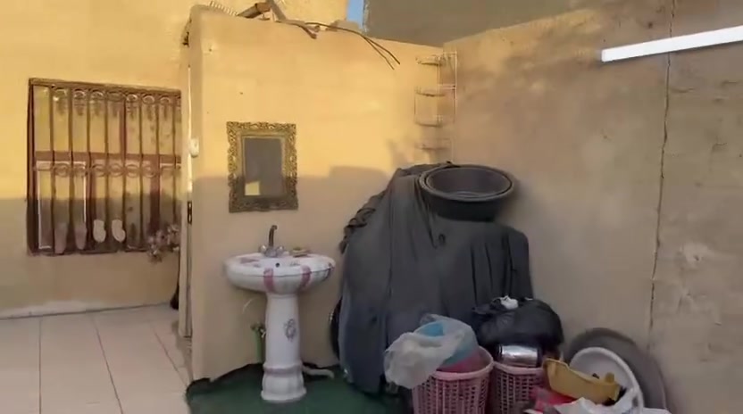 دار للبيع مساحه  ١٨٧.٥  واجهيه ٧.٥ ونزال ٢٥ متر طابو صرف يحتوي على استقبال وغرفة نوم ومطبخ وصاله وصحيات خارجيه وطارمه اماميه وحديقه خلفيه البناء بلوك وطابوق والسقف عكاده يقع على شارع ٣٠ قرب الشارع العريض في العسكري موقع تجاري يربط بين الدولي الجديد وشارع الجمعيه والمنطقه في صعود مستمر كون هذا الطريق سوف يكون مدخل مدينة القاسم الحيوي الجديد وقريبآ سوف يتم إكمال المجاري الرئيسيه في هذا الشارع وبعدها يتم التبليط والربط بلطريق الدولي 
للتواصل الاتصال على الرقم 
***********
***********
