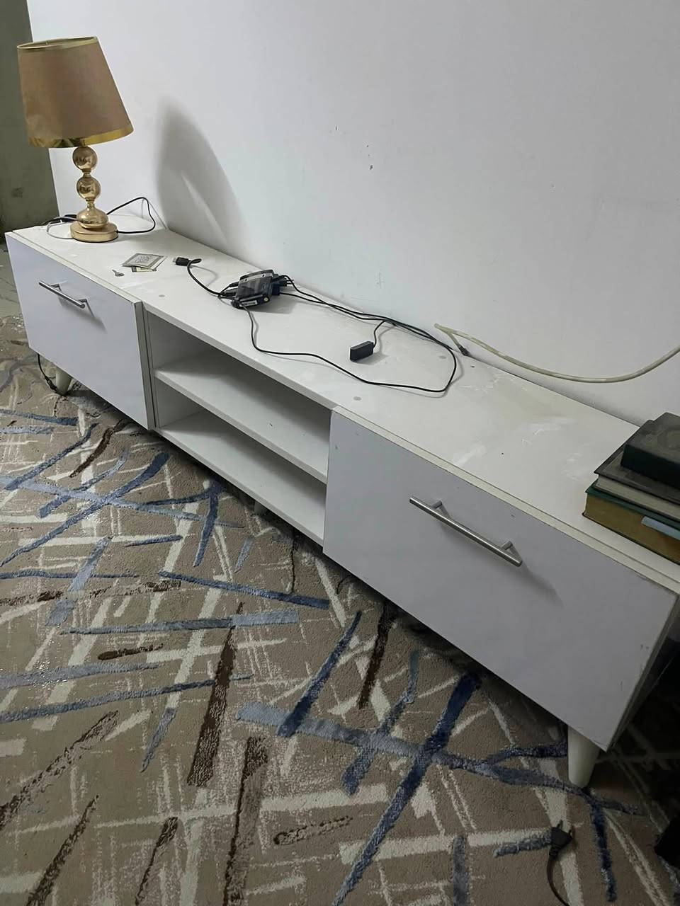 ميز شاشة + رفوف +ميز وسطي
مكاني نفق الشرطة السعر ٦٠ الف 
***********
