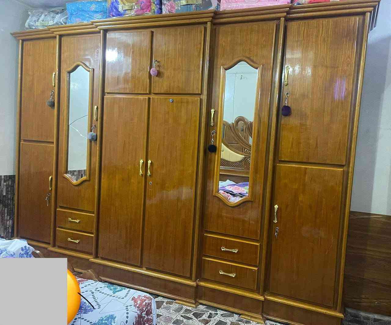 للبيع غرفة اخشاب تزكام صاج أصلي خشب ثغيل نضيفه موجوده بل كوت كريميه سعر مليون ٦٠٠ بيه مجال مستعجل على بيعته مكلف بل نشر *********** هذا رقمي واتساب
