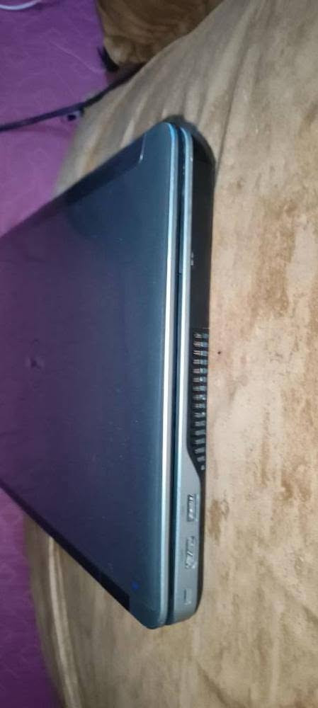 للبيع المستعجل في البصرة (كاش فقط)
لاب توب ديل (Dell Latitude E6540) نظيف جداً وقوي، فحص كامل (كلشي فول) وشغال 100% وبحالة بلاد وجاهز للمعاينة الفورية (الصور المرفقة حقيقية للجهاز).

المواصفات والفحص:
- النظافة الداخلية: فحص كامل "فول" (الشاشة صافية بدون بقع، الكيبورد والماوس شغالة بالكامل، الصوت نقي والمنافذ سليمة 100%).
- الماركة والموديل: Dell Latitude E6540
- المعالج (CPU): Intel Core i7-4800MQ (قوي بـ 8 نواة للألعاب والأداء الثقيل)
- الذاكرة (RAM): 16 غيغابايت (16GB RAM) أداء سريع وسلس جداً
- الذاكرة والتخزين: 256GB من نوع SSD السريع بصحة ممتازة (يفتح ويشتغل بثواني)
- كارت الشاشة المنفصل: AMD Radeon HD 8790M بحجم 2GB (للألعاب والمونتاج والتصميم)
- كارت الشاشة الداخلي: Intel HD Graphics 4600 
- البطارية: نظيفة جداً وبحالة ممتازة وتعمل بدون شاحن بشكل مستقل (شحنها 99%)
- نظام التشغيل: ويندوز 10 برو (Windows 10 Pro) نسخة أصلية مفعلة

الجهاز بحالة خارجية ممتازة كما موضح في صور الجوانب والظهر والكيبورد. المعاينة والفحص المباشر في البصرة.

للتواصل والاتصال السريع: [***********]
