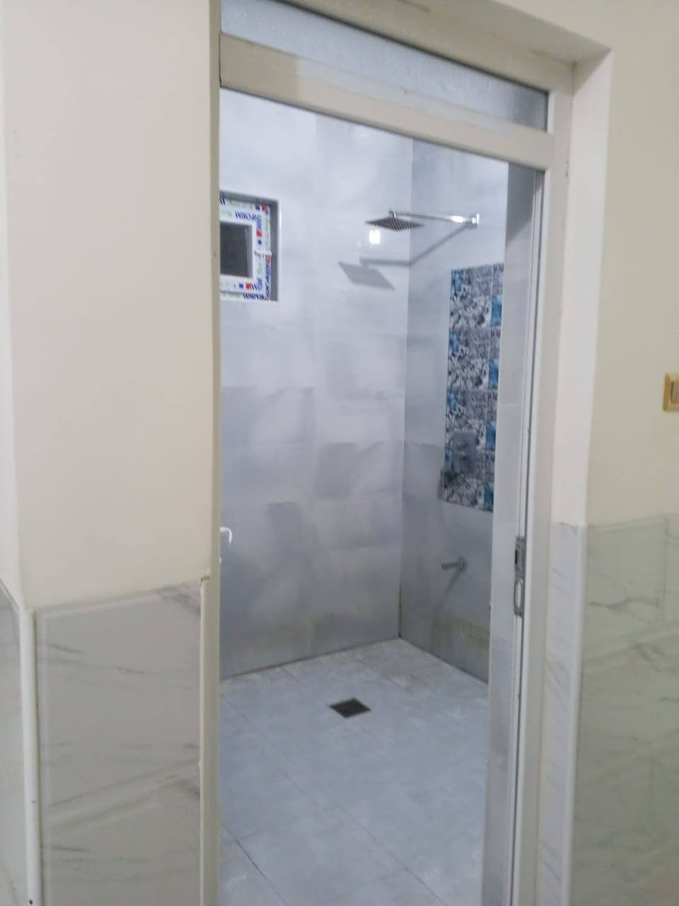 السلام عليكم
، عدنا اليوم بيت للإيجار في منطقه الجويلة 🏡

📐 المساحة:٢٠٠متر
🛏️ غرفة نوم
🛋️ صالة واستقبال
🍳 مطبخ
🌳 حديقة
🚗 گراج

⚙️ موتور
🔥 گيزر
💧 تانكي
⚡ واير مولد

✅ البيت جاهز ومجهز بالكامل فول سيراميك بناء حديث

💰 الإيجار والاستفسار على هذا الرقم ***********
