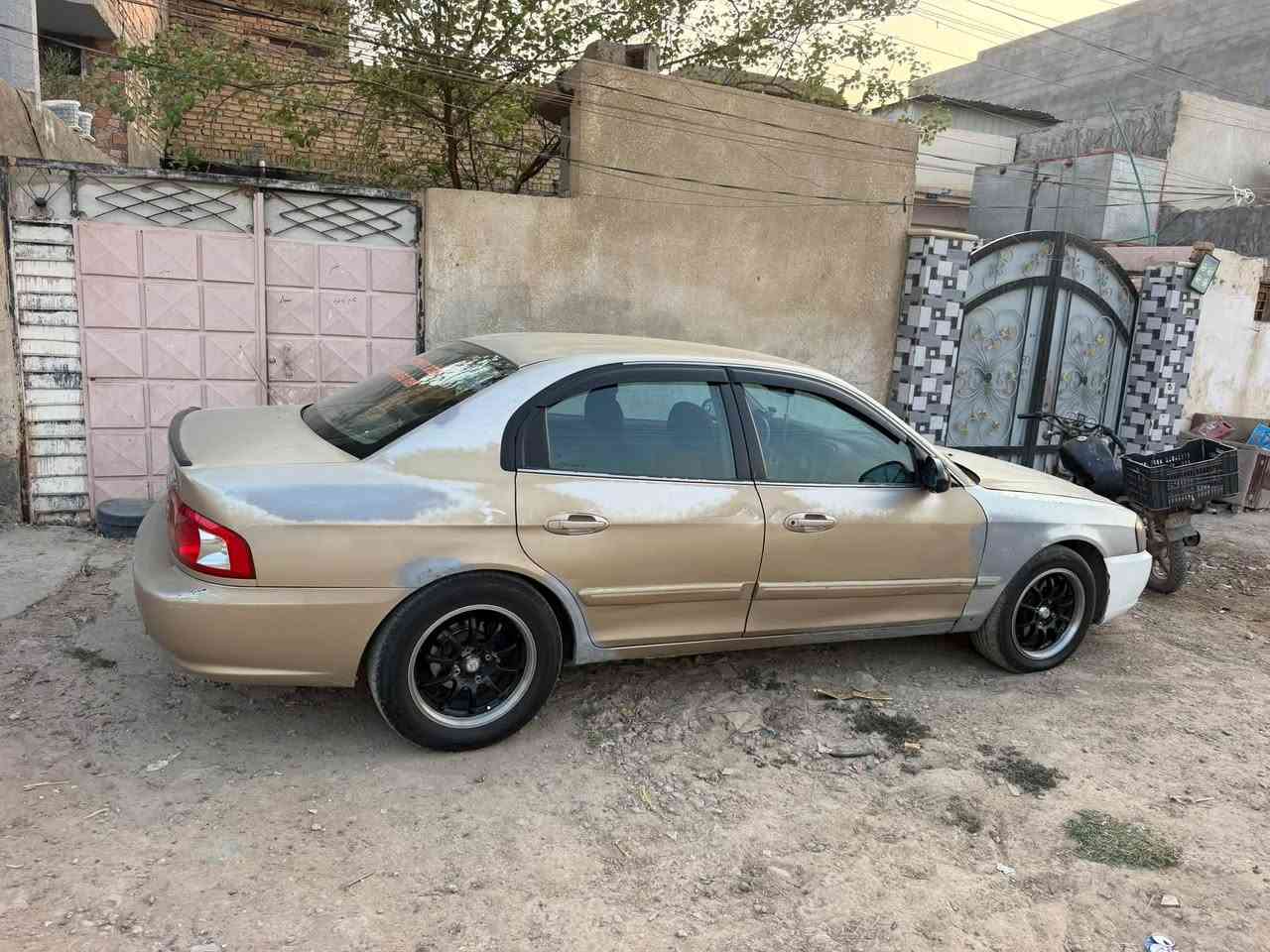 السلام عليكم
للبيع كيا اوبتيما محرك 2.7 موديل 2006 
السيارة جاهزة من كلشي للاخير كير محرك تايرات باتري تبريد مينصرف  عليها شي السيارة عندي من ال2016 على ايدي 
السيارة مسمكرة وكاملة باقيلها فقط صبغ الوضع حكمني وماكملت صبغها 
السيارة بيها اضافات شاشة وكامرة خلفية انارة داخلية لرجلين عدسات حمر عين الشيطان تحكم ستيرن منظومة لد ابيض عالي وناصي بورجكترات اضافية تحت الرقم 

السنوية باسمي ونافذة لل2027 
السعر المطلوب 65 
واذا السيارة بخاطر احد وماعندة يجي وياخذها بلاش من نفس طيبة 
***********

