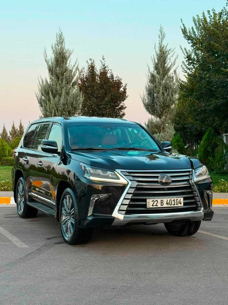 الهاتف : ***********
الضربه بل هلال ضرر خفيف 
لكزس LX570 - فئة Sport Plus (سبورت بلس)
 اللون: أسود ملوكي
 رقم السيارة: أربيل / العراق (⁠22 B 40104⁠)
المواصفات والتجهيزات الخارجية والداخلية:
 المحرك: 8 سلندر V8 بسعة 5.7 لتر
 نظام الدفع: دفع رباعي مستمر (4WD / AWD) مع أنظمة القيادة في الطرق الوعرة
 التصميم الخارجي:
 طقم سبورت بلس الخارجي (صدام خلفي سبورت + شعار SPORT PLUS الأصلي)
 إضاءة خلفية LED بالكامل بتصميم جديد ومميز
 جنيح خلفي (سبويلر) بلون هيكل السيارة مع ضوء فرملة مرتفع
 كاميرات محيطية (رؤية 360 درجة) مع حساسات اصطفاف خلفية وأمامية
 شريط كروم خلفي ممتد بين المصابيح
 زجاج خلفي وجانبي معتم (تظليل)
 هوك خلفي للسحب
 المقاعد والداخلية:
 جلد فاخر متناسق مع فئة LX570
 3 صفوف مقاعد (تسع لـ 7 إلى 8 ركاب)
 فتحة سقف كهربائية
 نظام صوتي فاخر (Mark Levinson)
 شاشات خلفية للترفيه وشاشة عرض رئيسية مع نظام ملاحة
