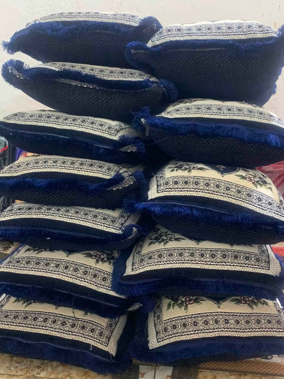 بطاطين لعدد٤ مخاد لعدد 12 نزلات ٢ مندر ١ جدد لسعر150 لعنوان زبير *********** بيه مجال
