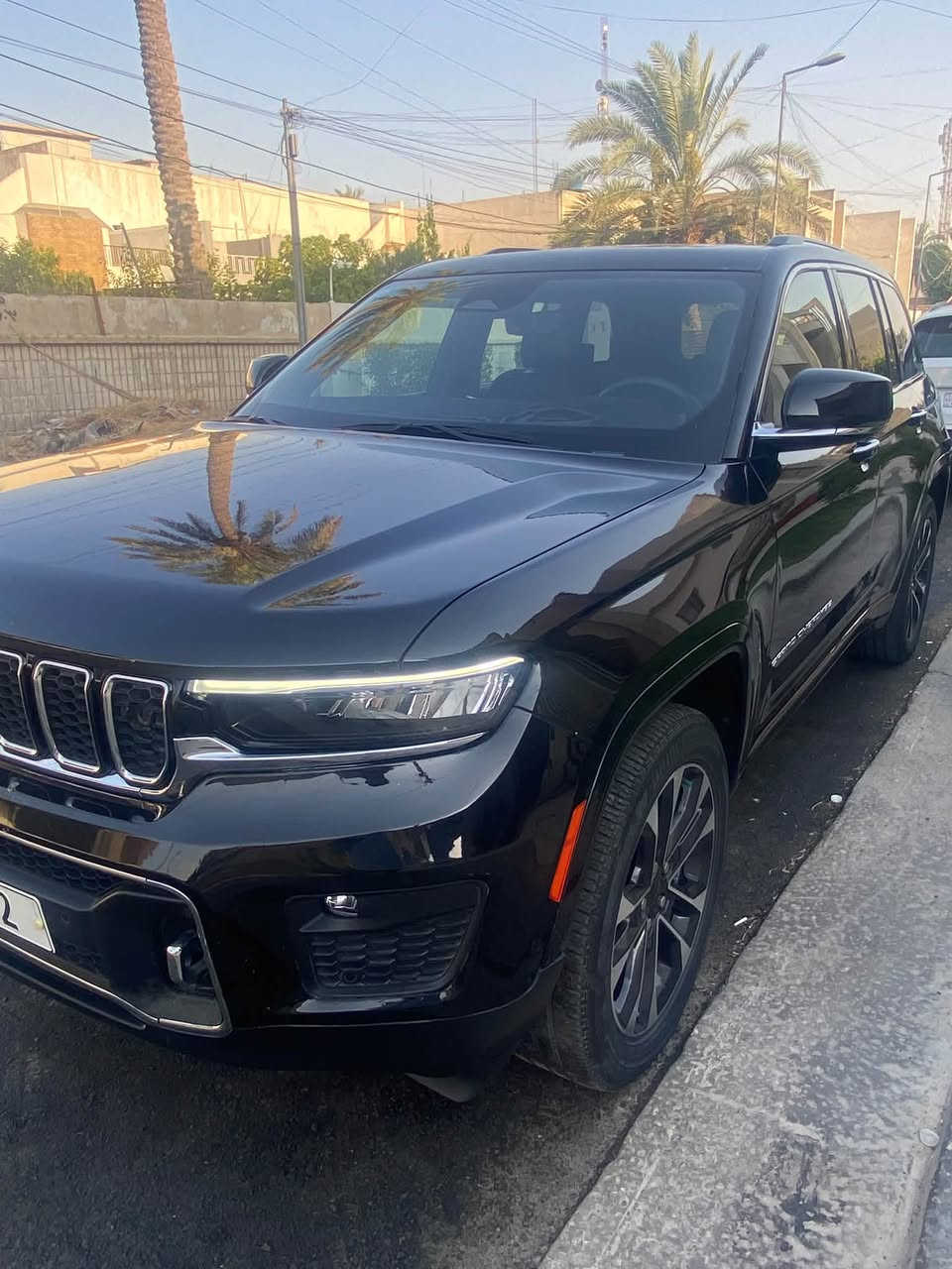 جيب كراند شيروكي اوفرلاند  5 راكب
الموديل : 2023 .

اللون : اسود 

المحرك : V6.  3.6L . 

العداد : 44700 الف كيلومتر 
 
*رقم بغداد مميز⭐️

حادث تبديل جاملغ أيسر وربع الدعامية تعديل رأس الشاصي بارد كلش بسيط وشرط الفحص⭐️

المواصفات :

⭐️ دفع رباعي 4x4 . 

⭐️ نظام تعليق هوائي (جكات). 

⭐️ 5 شاشات 3 أمامية  2 خلفية.

⭐️ قيادة ذاتية عند المنعطفات.

⭐️ رادار امامي مع مانع تصادم . 

⭐️ نظام الرؤية الليلية. 

⭐️ تحذير الخروج عن المسار . 

⭐️ مستشعر نوم السائق مع نظام التوقف الآلي 

⭐️ تحذير النقطة عمياء ⚠ .

⭐️ نظام تحذير عند التقاطعات. 

⭐️  نظام تحذير عند تجاوز السرعة المحددة. 

⭐️  نظام عرض المعلومات على الزجاج الامامي (HEAD UP DISPLAY)

⭐️ نظام تقليل الضجيج داخل المقصورة. 

⭐️ إنارة محيطية مع أمكانية تغيير الالوان .

⭐️ شاحن موبايل وايرلس. 

⭐️ تعديل وضعيات مقود السائق كهربائيا. 

⭐️ مرايا تعتيم ذاتي. 

⭐️ المرايا الجانبية قابلة للطي كهربائيا. 

⭐️ نظام الصوت من ماكنتوش مع 19 سماعة. 

⭐️ ويل قياس 20 انج .

⭐️ سقف بانوراما .  

⭐️ شاشه كبيرة 10.1 انج . 

⭐️ شاشة للراكب الأمامي .

⭐️ نظام الخرائط (GPS) .

⭐️ عرض خرائط الطريق على لوحة القيادة.

⭐️ لوحة القيادة بقياس 12 أنچ. 

⭐️ 5 كاميرات خارجية مع بخاخات ماء للتنظيف. 

⭐️ كاميرا للمرأة الداخلية. 

⭐️ تصوير حراري ليلي .

⭐️ المصابيح الأمامية زنون .

⭐️  كشافات الضباب زنون . 

⭐️ دخول ذكي. 

⭐️ بصمة على 5 ابواب للدخول الذكي. 

⭐️ تشغيل عن بعد .

⭐️ الصندوق الخلفيي كهربائي .

⭐️ فتح الصندوق الخلفي مع حركة القدم.

⭐️ فرش المقصورة الداخلية من الجلد الطبيعي الفاخر .

⭐️  اضافات من الخشب الطبيعي للمقصورة الداخلية. 

⭐️  ذاكرة لحفظ وضعيات الجلوس للمقاعد الأمامية

⭐️ مساج للمقاعد الامامية .

⭐️ المقاعد الأمامية كهربائية .

⭐️ المقاعد الأمامية تبريد وتدفئة .

⭐️ المقاعد الخلفية تدفئة وتبريد .

⭐️ ستائر للشبابيك الخلفية. 

⭐️ انارة داخلية LED متعددة الالوان . 

⭐️ حساسات امامية وخلفية . 

⭐️ 5 راكب .

⭐️ مكيف خلفي مع وحدة تحكم منفصلة . 

⭐️ تدفئة مقود القيادة. 

⭐️ مانع تصادم خلفي .

⭐️ بلوتوث تلفون . نظام كار بلي

⭐️ محدد سرعة . 

⭐️ نظام التشغيل والاطفاء الاوتوماتيكي .

⭐️ نظام بريك اوتماتيكي

وبيها بعد مواصفات ممذكوره السيارة نظيفة جداً احلى من الصور* صور الحادث ع خاص 🌸

⭐️السعر 35,500$  الف دولار

للاستفسار الرجاء الاتصال او مراسلة الرقم واتساب 

***********
