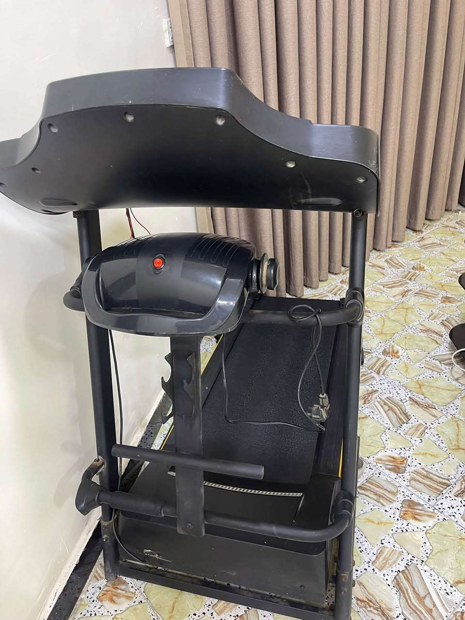 سلام عليكم 👍🏿 مال ركض للبيع مستعمل Treadmillيتحمل وزن 150وفوك
.
* 📊 يعرض الوقت، السرعة، المسافة، السعرات والنبض.
* ❤️ مقابض لقياس نبض القلب..
*********** رقمي ب250 وبي مجال .
* زر FAT موجود لاختبار/تقدير دهون الجسم.
* PROG للبرامج التدريبية
