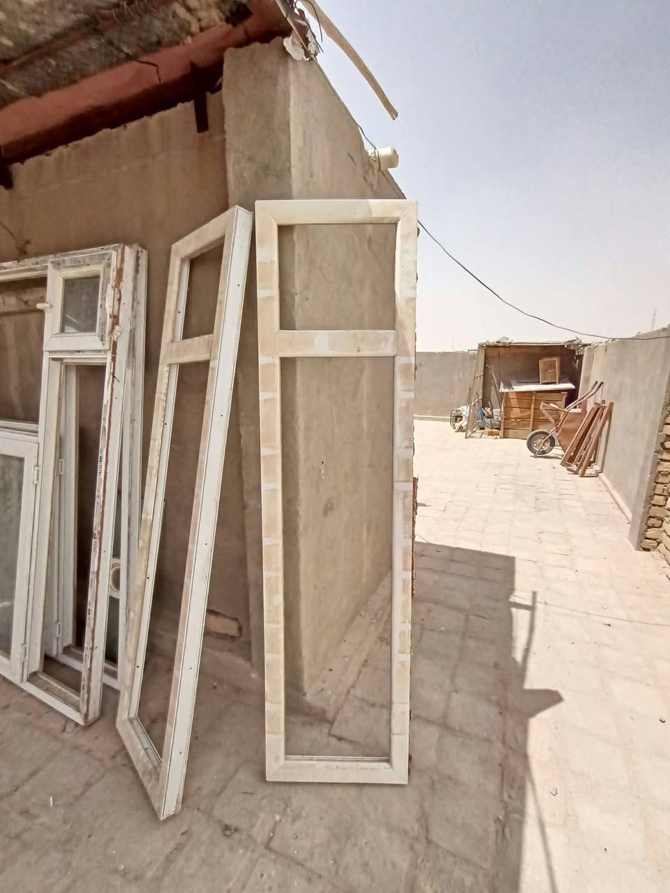 السلام عليكم أخوان عندي هاي الحدادية بيع مستعجل بسبب الأنتقال  شغل درجة أولى ثقيل vipاستعمال قليل نضافتهن 90%بس عليهن تراب بيهن شبابيك حديد عدد 3 تؤأم جامهن بيهن  والبقية bvc.  شبابيك وأبواب مع الجام ثقيل مالتهن كلة موجود يعني مال بيت كامل رايدتهن شلعة وحدة 500 وبيهن مجال للشراي  للتواصل  الاتصال  أو راسلونا واتساب ع هاذا الرقم *********** مكانهن حي النداء شارع المجمعات
