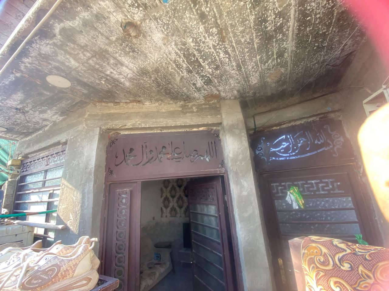 للبيع بيت زراعي المساحة ٥٠ متر الزعفرانية الشهداء شارع المشجر البيت ٣طوابق الطابق الاول ستقبال وصالة درج جبيرة حمام وطارمة ومنور مطبخ حار الطابق الثاني غرفة اطفال وغرفة جبير بنضام سويت تحتوي على حمام  الطابق الثالث غرفة جبيرة نقصهة ارضية البيت الواجهة ٥ النزال ١٠
بيت كامل من كلشي ونضيف بناء حديث للتواصل رقمي ***********
