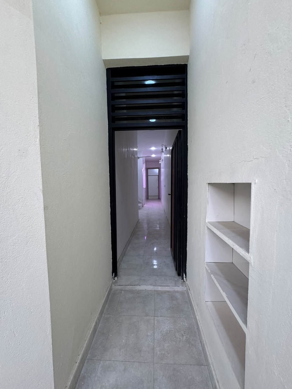 ✨ فرصة عقارية مميزة لا تُفوّت في قلب الديوانية! ✨
​هل تبحث عن منزل الأحلام بتصميم عصري وأنيق؟ بيتك الجديد بانتظارك بموقع استراتيجي هادئ وقريب من أهم الخدمات!
​📍 الموقع: الديوانية - حي الفرات شارع الصب.
​🏡 مواصفات العقار:
​📐 المساحة:100 متر ممتازة واستغلال ذكي لكل متر.
​🛏️ غرف النوم: 3 غرف نوم واسعة توفر لك ولعائلتك أقصى درجات الراحة والخصوصية.
​🛋️ الصالات: صالتين واسعتين بتصميم مودرن حديث يناسب ذوقك الرفيع.
​🚪 الاستقبال: صالة استقبال فخمة ومصممة خصيصاً للمواجب والضيوف.
​🍽️ المطبخ: مطبخ متكامل ومريح يلبي كل احتياجاتك اليومية.
​🚿 الخدمات: 3 حمامات/صحيات متكاملة وموزعة بشكل عالي الكفاءة.
​✨ لماذا هذا المنزل بالذات؟
واجهة عصرية وحديثة بألوان هادئة ومميزة، تشطيبات مريحة للعين، وموقع حيوي قريب جداً من كلية الطب والمرافق الأساسية!  
​📞 للإستفسار أو للحجز والمعاينة:***********
تواصل معنا الآن ولا تفوت الفرصة!
