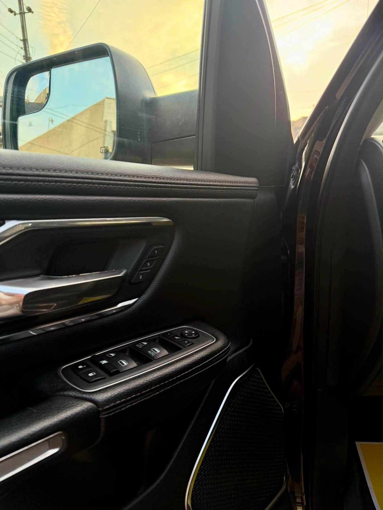 Dodge Ram 2022 Larame
للبيع دوج رام 2022 لارامي فول 1/1 
دفــع رباعـي 4X4 ويتحول دفع 2X اكسل 
بدي قصير باب طويل المرغوب 
السياره فول الفول 8 سلندر 5700
ممشى المركبة 60,000 km وليس mil
السياره كشنات جلد مطعم بـ مخمل + تدفئة تبريد + تحكم كامل
بانوراما قطعتين
دركة تدفئة فول تحكم 
شاشة تيسلا تعمل بنضام carplay
دوس كهرباء عند فتح الباب 
حساسات 360 بدرجة كامله
رادار امامي وخلفي وجانبي 
نقط عمياء في المرايا وحرارية
سستم صوت Alpine 
السياره جدآ نضيفه ومناقصه اي شي من صدر امامي وخلفي وتخم تاير جديد. 
التحكم في الدوس البانزين والبريك كهربائي 
LED projector 
حادث السيارة بسيط جداً فقط ربع جاملغ امامي رش ومعجون وفقط بارد جداً بسيط في باب الصدر والجاملغ نفسه ، قبغ جنطة مبدلة نفس اللون مطابق 
سعر العرض 32,500$ وبيها مجال بسيط 
للاستفسار : ‭***********‬ 
***********
