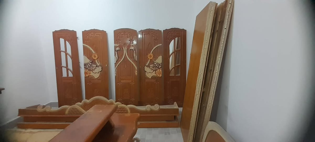 السلام عليكم غرفه اخشاب نضيفه للبيع السعر ٤٠٠وبيه مجال رقم الهاتف ***********

