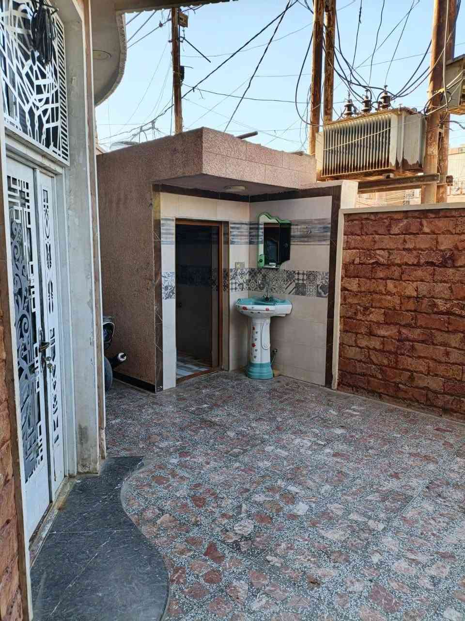 ‏السلام عليكم دار للبيع المساحه الكليه 200 متر
‏واجهيه 10 والنزال 20 البيت بناء حديث سنه 2023مربع مسلح بالكونكريت 
‏يتكون البيت من الكراج وحمام خارجي 
‏مطبخ حار بارد منظومه غااز خارجيه واستقبال وصاله مناور اثنين 
‏سته غرف نوم ثلاث حمامات وبلكونات اثنين 
‏سطوح كبار اثنين .. وبيت جاهز للسكن .. طابو ملك صرف 
‏عنوان منطقه الشعب الجمعيات خلف محلات عمار ابو الدهن قرب حسينيه قافله ام البنين الاتصال مباشر
‏***********
