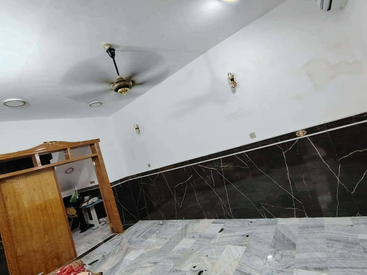 🏡 بيت للبيع بمساحة 100  متر
✨ شغل جناي فوول — كامل من كلشي ومفتاح
📍 العنوان: شارع الصب مقابل قرية الغدير عمود 276 
📄 طابو زراعي 📌 سند 25 + إقرار محكمة
🏠 يحتوي على
: ▪️ غرفة نوم ▪️ صالة  ▪️ مطبخ ▪️ صحيات ▪️ استقبال

💰 السعر: 45 مليون وقابل للتفاوض

📐 متوفرة كافة المساحات: 50م² | 80م² | 100م² | 120م² | 150م² | 200م²

✨ وبأسعار مناسبة 💡 جميع الخدمات متوفرة
📞 للاستفسار والاتصال: ***********
📱 واتساب: ***********
