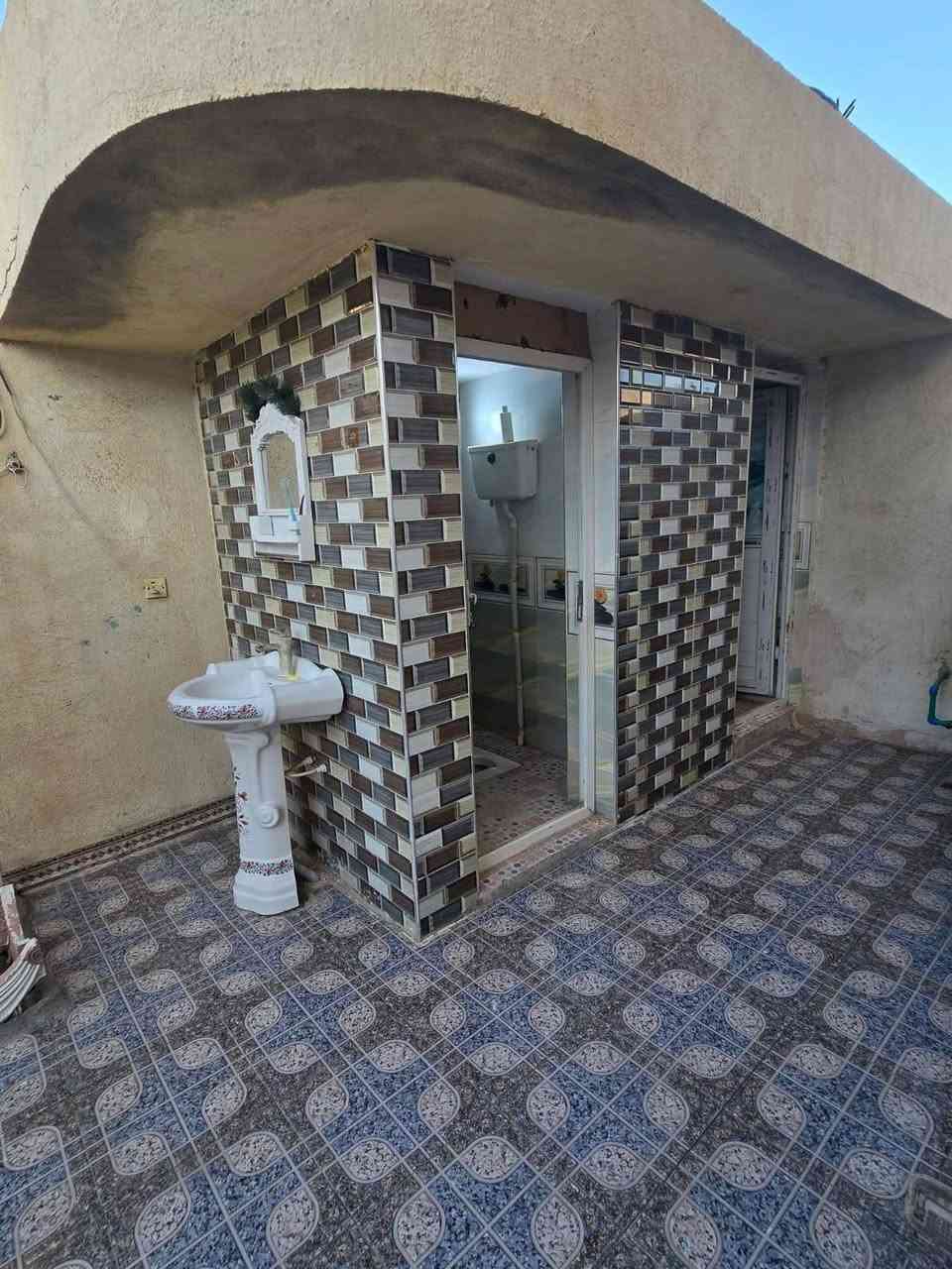 🏡 بيت للبيع – فرصة مميزة

📍 الموقع: خنيطلة – خلف بيوت سيد مصطفى.
✅ تبليط إلى باب البيت.
✅ منطقة هادئة ومخدومة بالكامل.
✅ تتوفر جميع الخدمات: ماء، مجاري، كهرباء.

📐 المساحة: 250 م² (واقع الحال أكثر).
🏗️ نوع البناء: طابوق وسقف كونكريت، شغل درجة أولى وتحت إشراف هندسي.

تفاصيل البيت:
🔹 استقبال.
🔹 صالة استقبال.
🔹 صالة داخلية.
🔹 غرفتا نوم.
🔹 مطبخ حار/بارد.
🔹 صحيات داخلية وخارجية.

✨ بيت مرتب وجاهز للسكن، في موقع مميز وبيئة هادئة.

📞 للاستفسار والمعاينة، تواصلوا معنا عبر الخاص أو واتساب. *********** ذي قار سوق الشيوخ خنيطله شارع الكراج 

#مكتب_الضامن_للعقار #ذي_قار #سوق_الشيوخ #خنيطلة #بيت_للبيع #عقارات #بيع_وشراء_العقارات #استثمار #عقار_العراق
