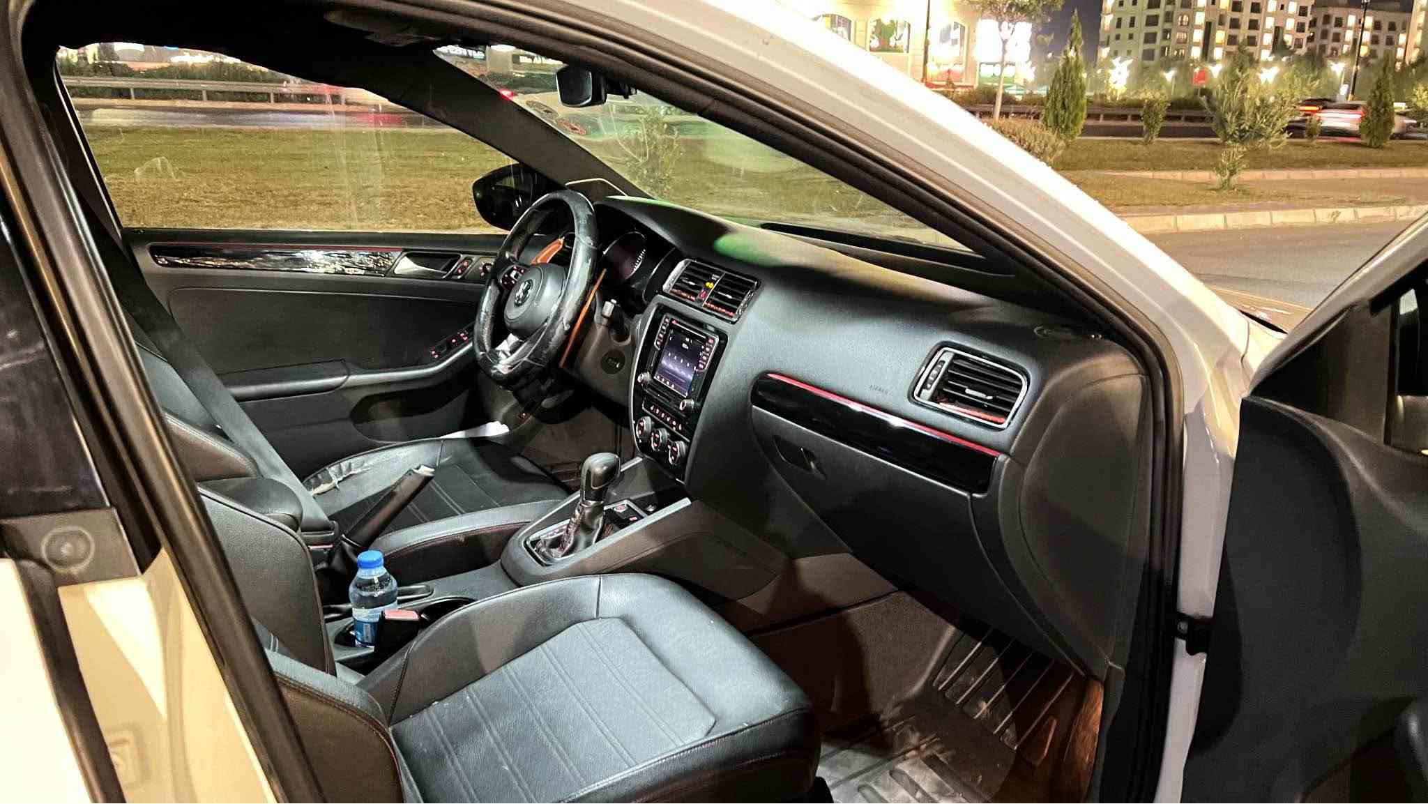 Jetta GLiفوول فوول مواسةفات هةموو شتي بةشةرت سيستةمي گزوز سپورتي لةسةرة 
سلايت
كوشن جلد و هيتةر 
سةماحة BOOS
3 گير پاڤل شةفتي سوكان تةحكوماتي سوكان
پشت و پئش كةپس 
گئر  مةكينة. بةشةرت 
سةنةوي نوئية هةتا ٢٠٣٢ دينار مةسرةفي نية 
سةيارةكة دةرگا و چاملغي بؤياغة تؤزةك ناو دةرگةي گرتية هةموو شتي بةشةرت بئ مةسرةف و مالي گةنجان (سعر١٠٨) و كةمةك ماجاليشي تيداية  تةلةفون ***********/***********/*********** أربيل, العراق
