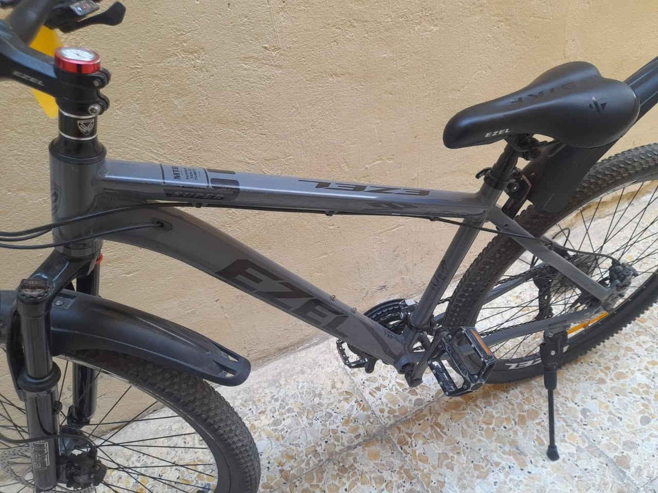 🚲 بايسكل جبلي للبيع 🚲
بايسكل جبلي حجم 27 إنج، ألمنيوم بالكامل حتى الصينية ألمنيوم.

🔹 بريكات دسكات هيدروليك لمس
🔹 الوايرات دفن
🔹 البطيخة ألمنيوم
🔹 خفيف ومرتب وشكله بسيط وحلو
🔹 مناسب للشارع والطلعات

💰 السعر 170 ألف
🤝 قابل للتفاوض ويا الجاد

📩 للاستفسار والتفاصيل راسلني خاص.
