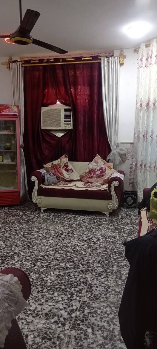 سلام عليكم.. بيت مساحه 200متر شارع 80 الاوفه الحاده مقابيل القبه الذهبيه شارع البانزين خانه محتويات البيت 2غرف.. ستقبال.. هول.. ومطبخ.. كراج سياره.. زراعي سند 25.. سعر90.. وبي مجال ويرهم.. مروس..  الستفسار على هذا لارقم ***********
